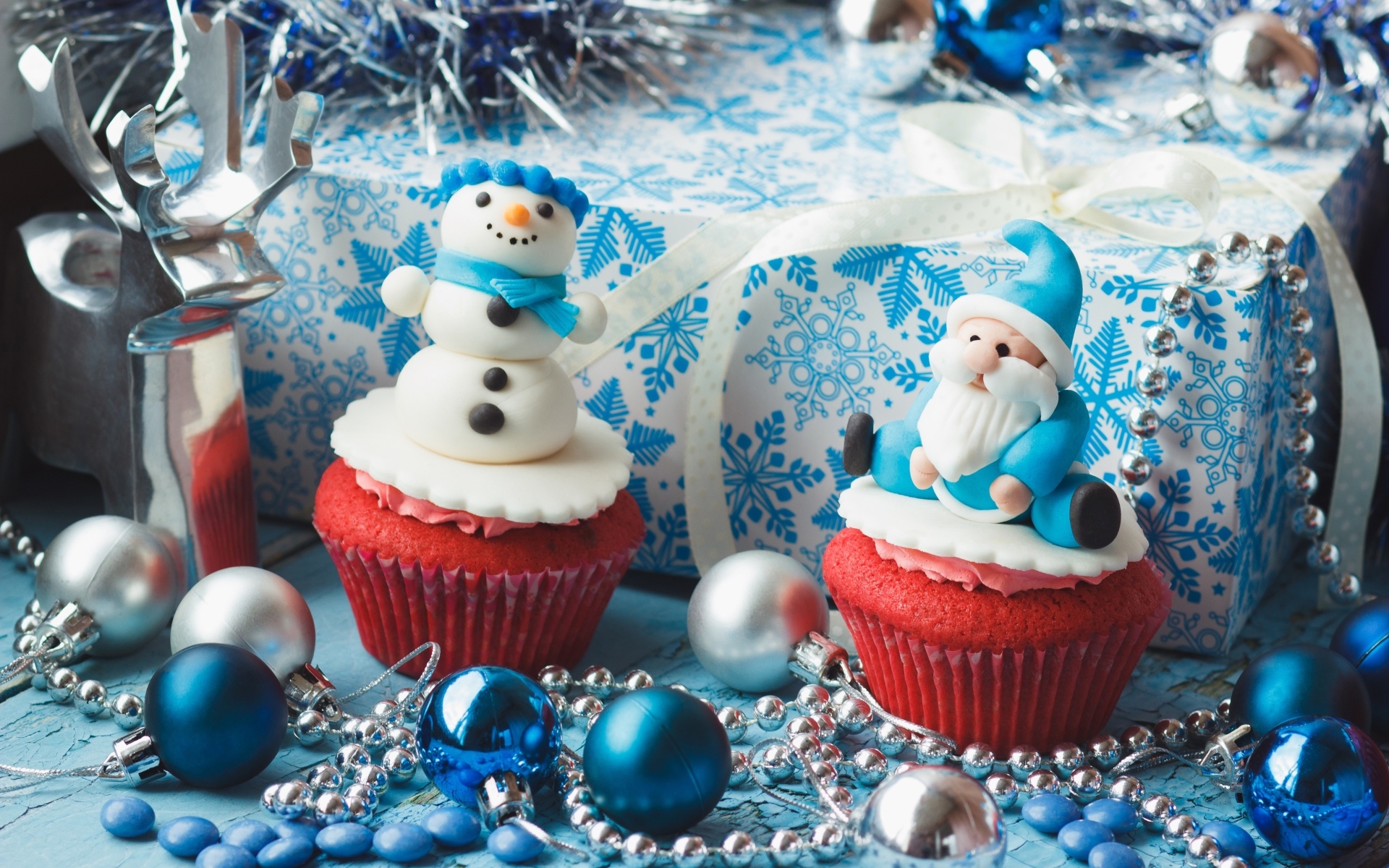 Красивые новогодние кексы с подарками и игрушками