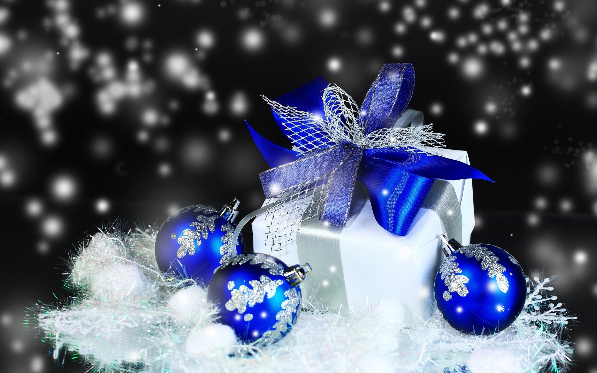 Подарок и красивые синие шарики на новый год 2024