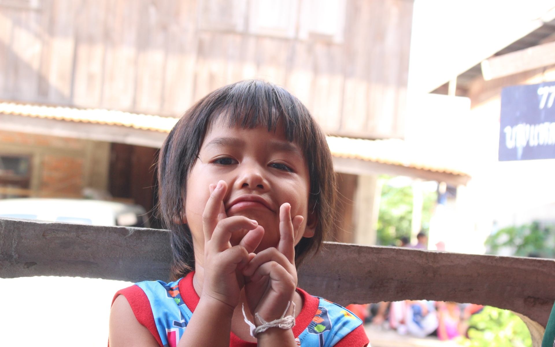 Девочка азиатка с руками  у лица