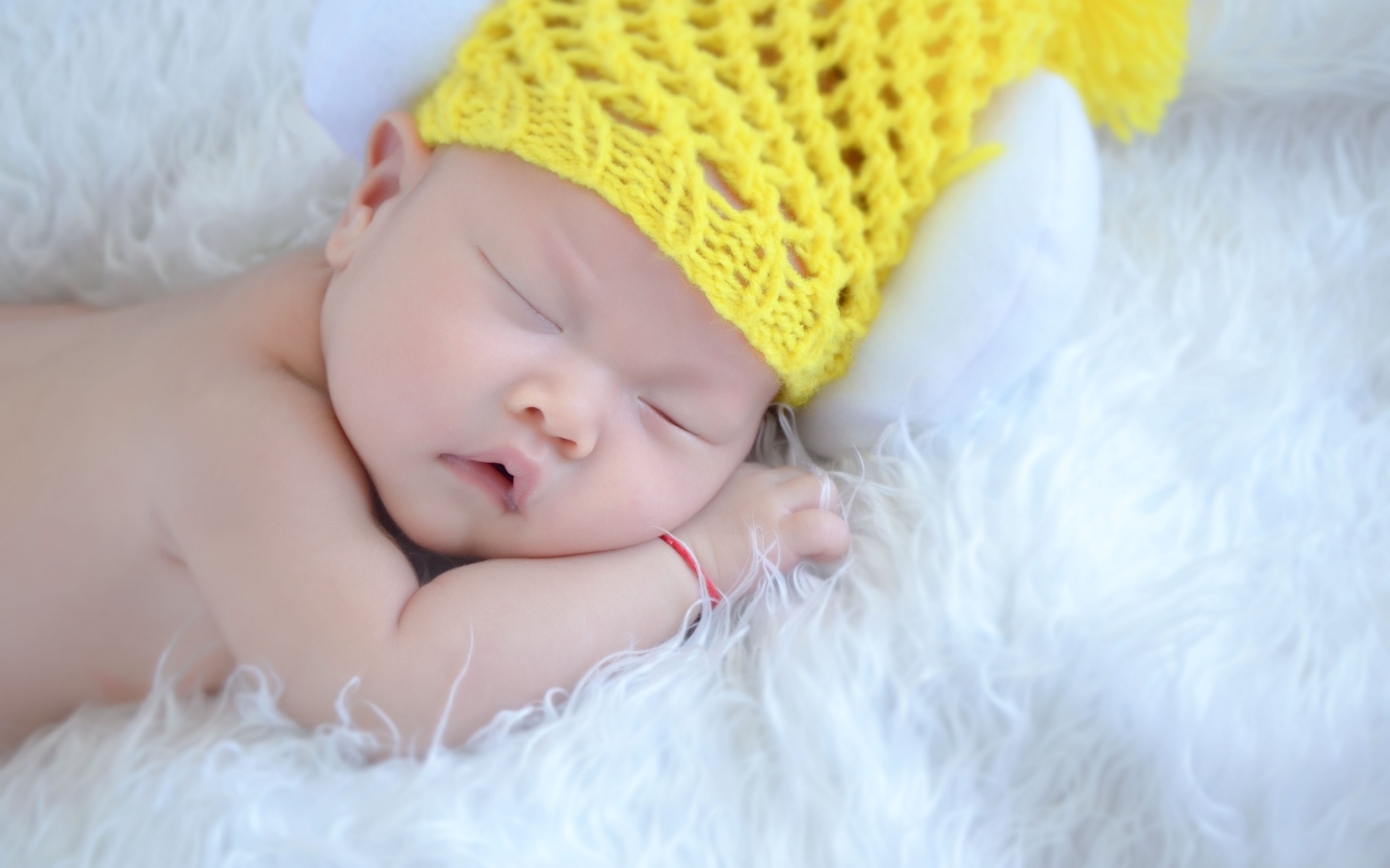 Грудной малыш в вязаной шапке