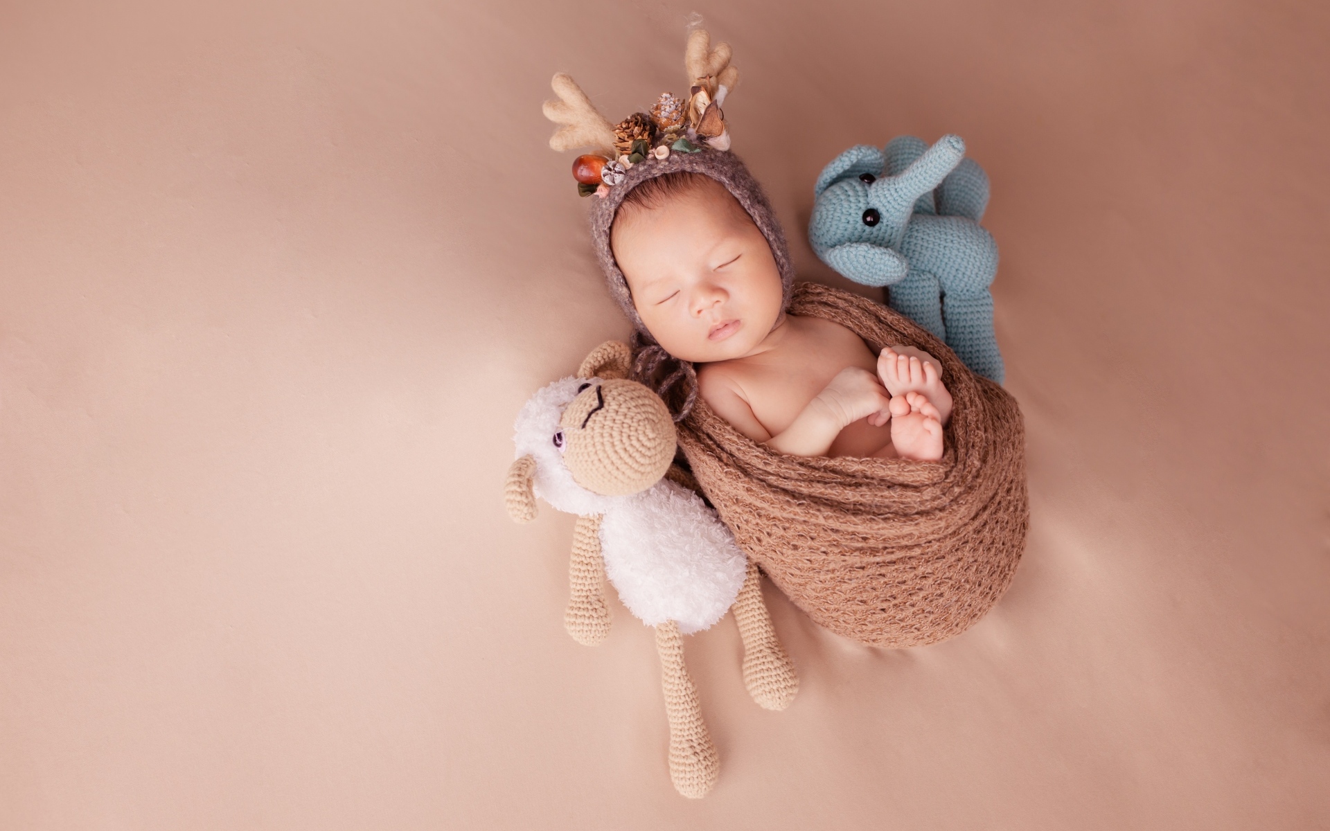 Ребенок спит с любимыми игрушками