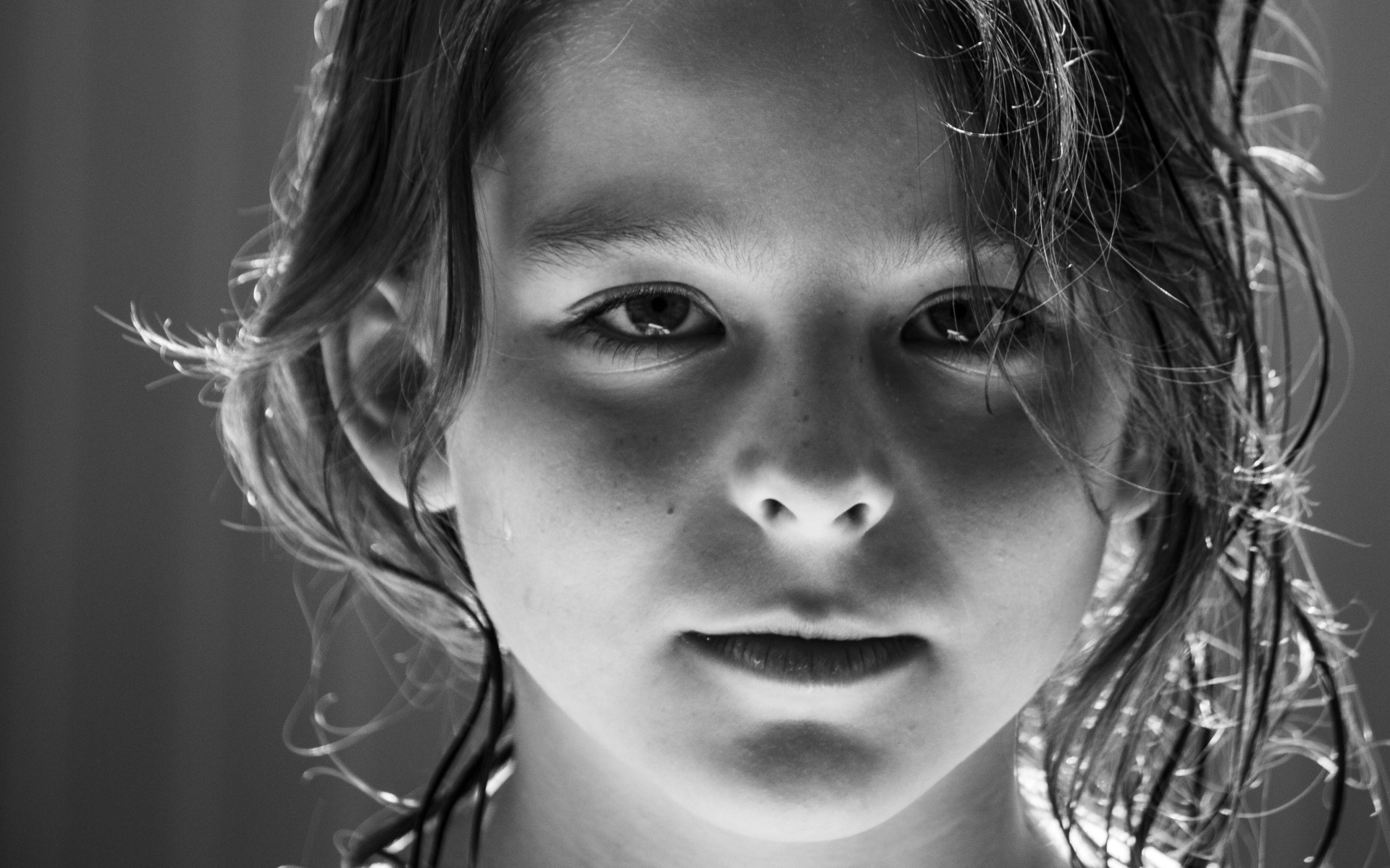Черно-белое фото маленькой грустной девочки