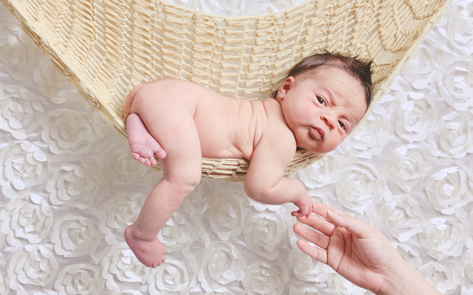 Ребенок лежит в гамаке 