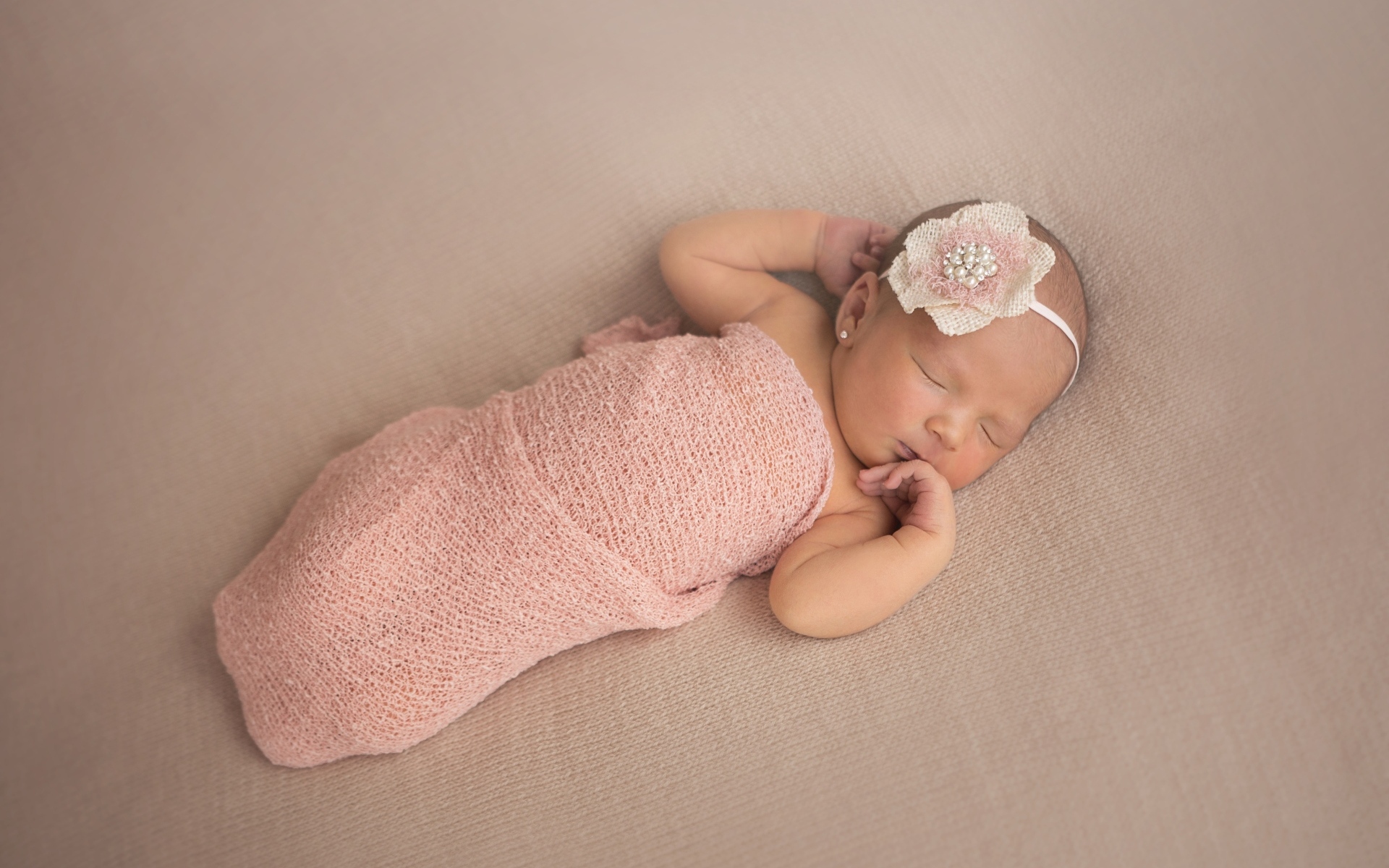 Милое фото новорожденной девочки с бантом на голове