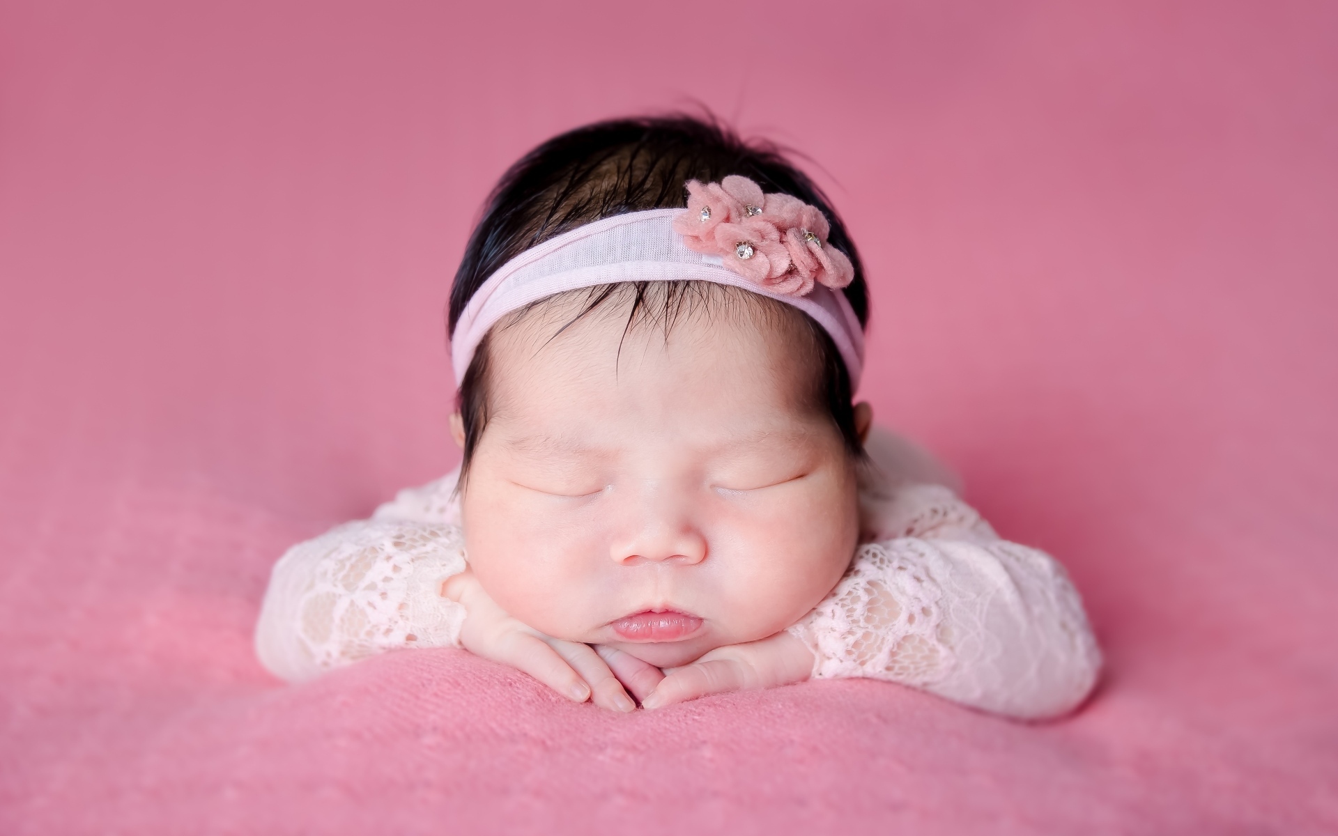 Милая спящая девочка азиатка с ободком на голове