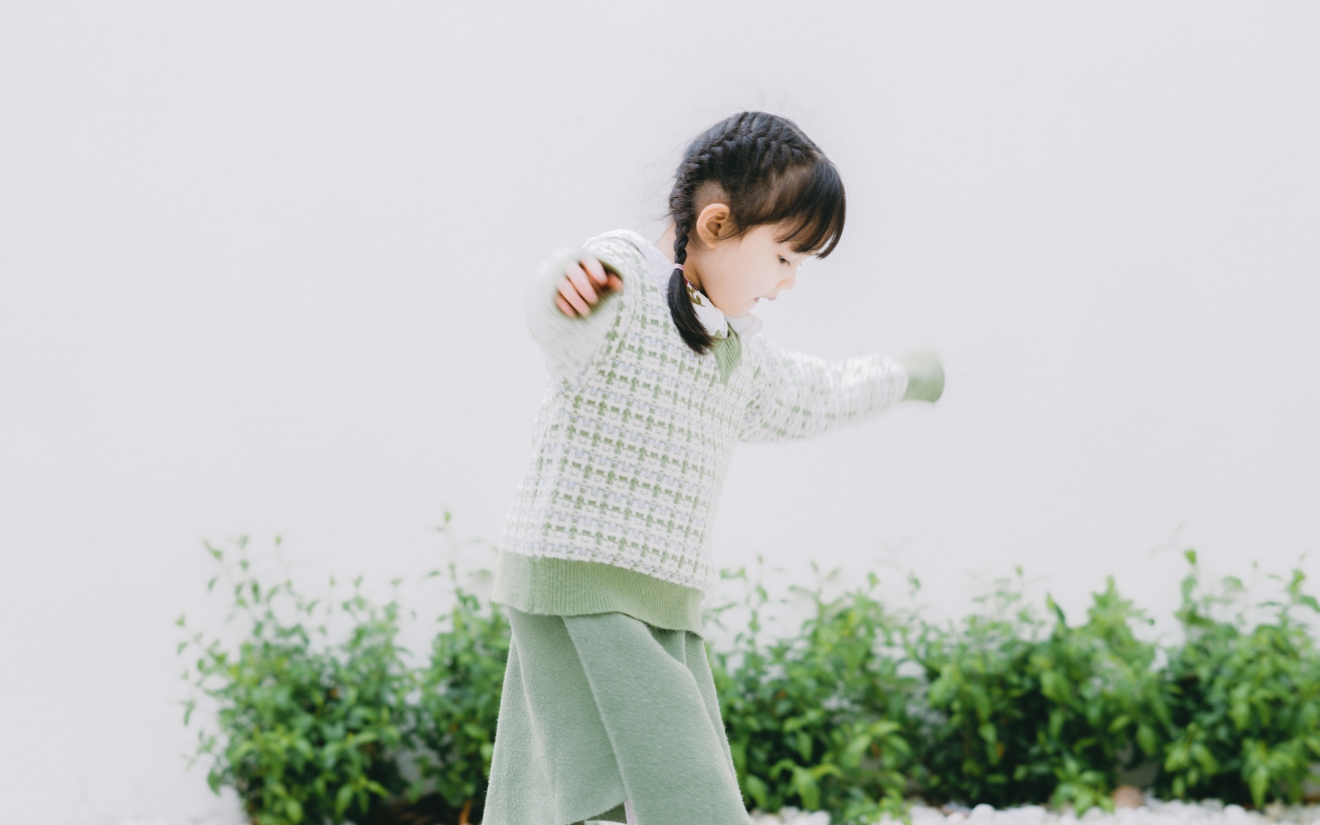 Маленькая девочка азиатка играет в саду