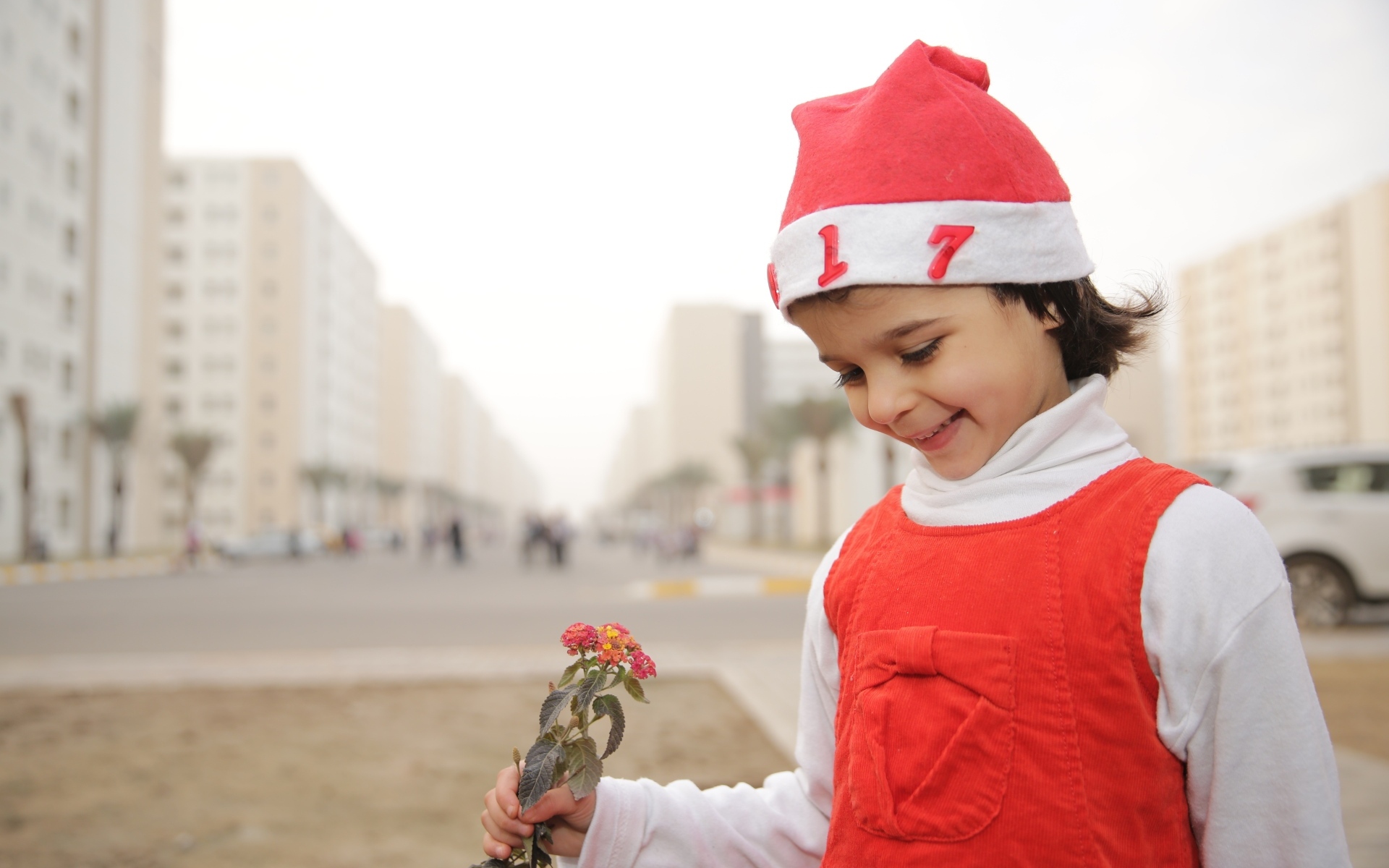 Маленькая девочка в новогоднем костюме