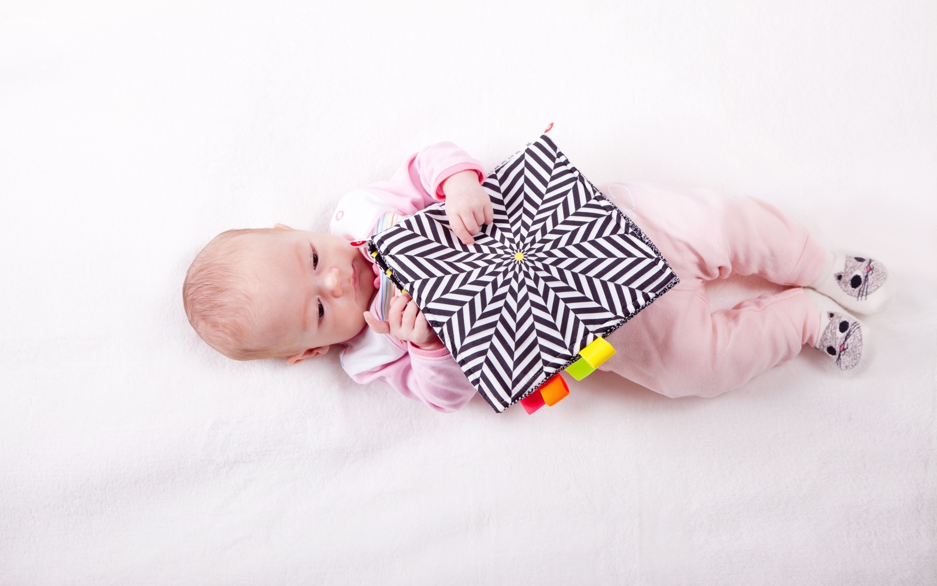 Маленькая девочка с книгой на белом фоне