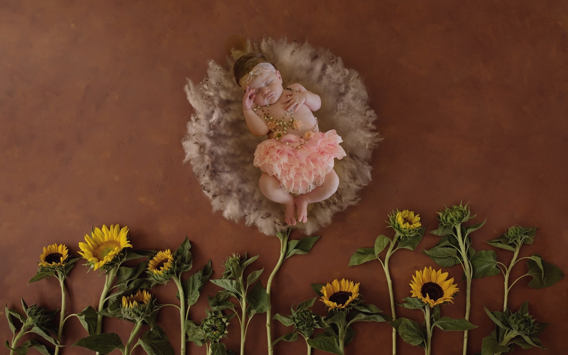Маленькая девочка с цветами подсолнуха