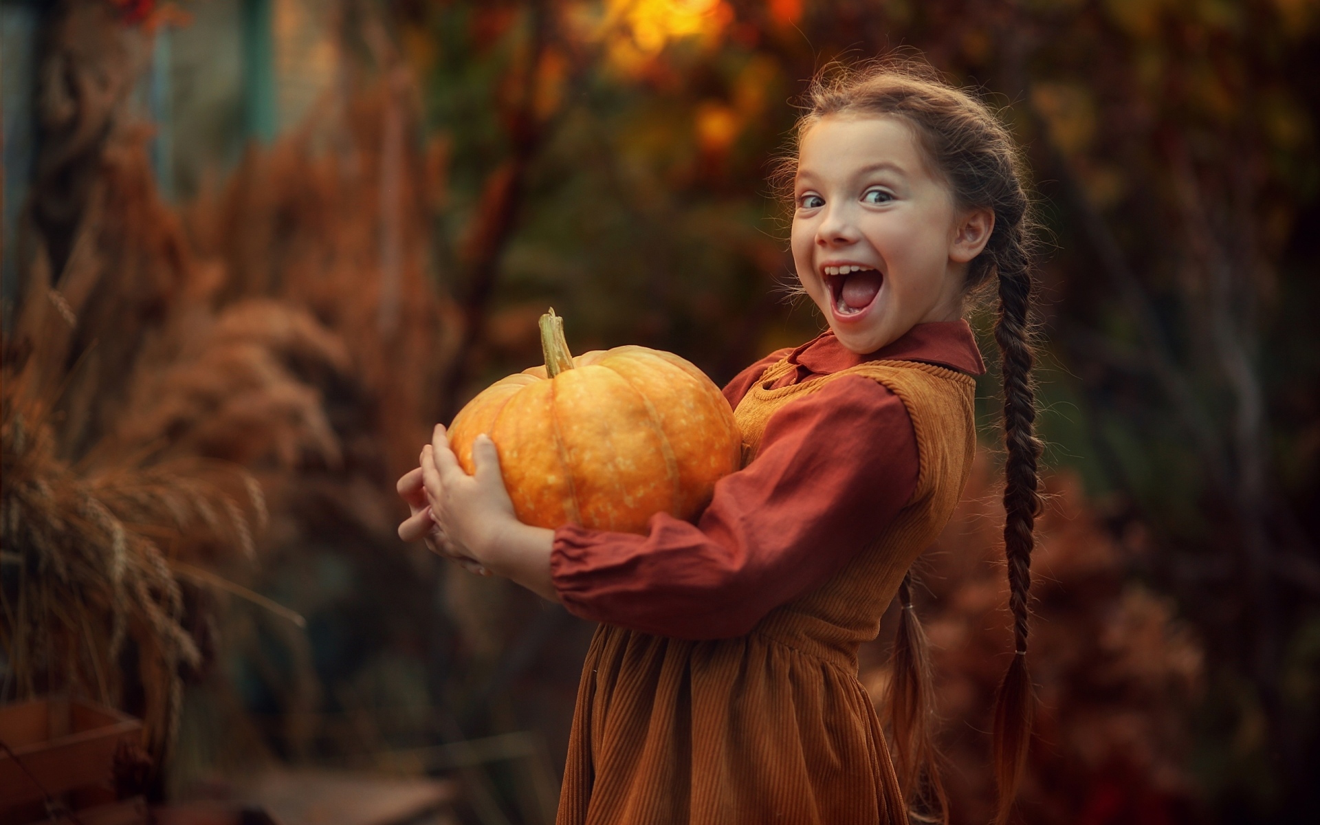 Маленькая рыжеволосая девочка с тыквой