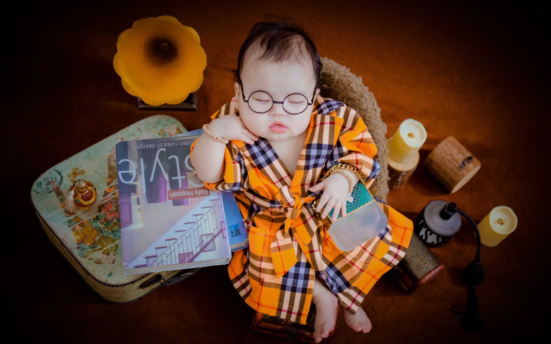 Маленький спящий ребенок в очках и халате