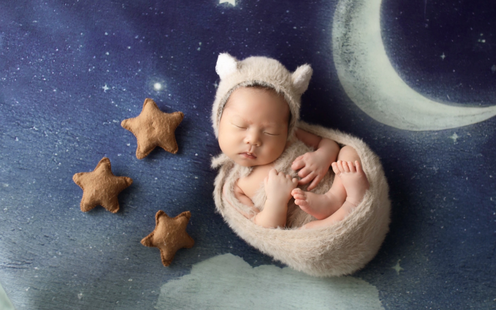 Маленький спящий грудной ребенок на синем покрывале