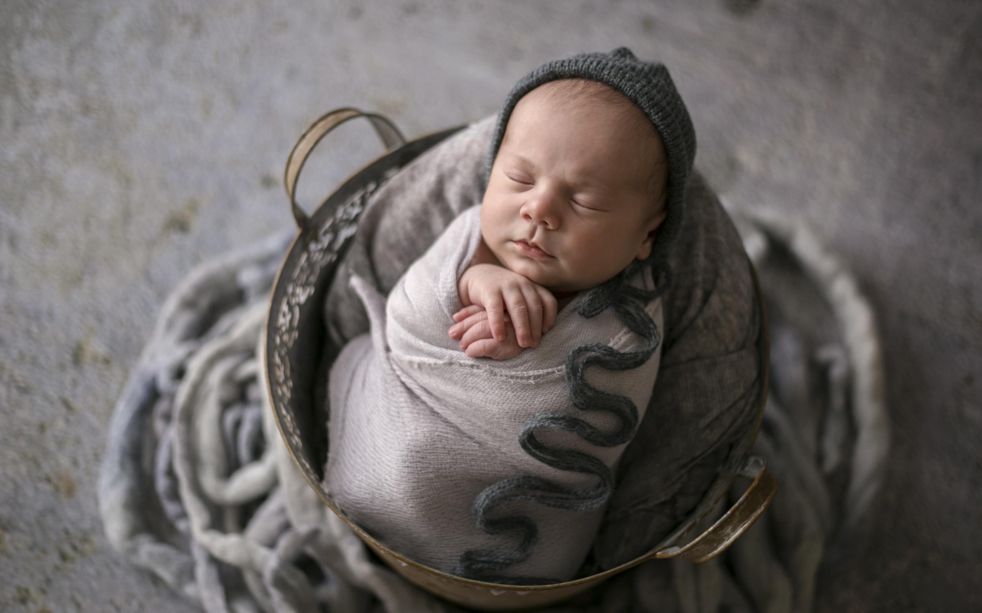 Маленький спящий новорожденный малыш в корзине