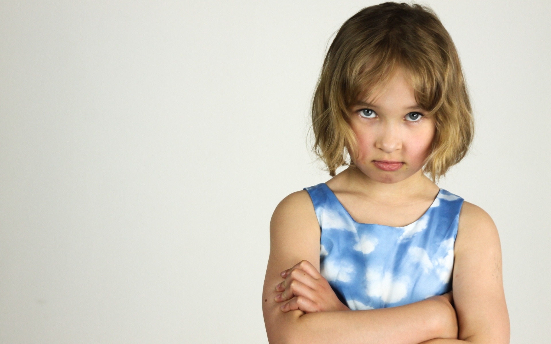 Серьезная девочка на сером фоне