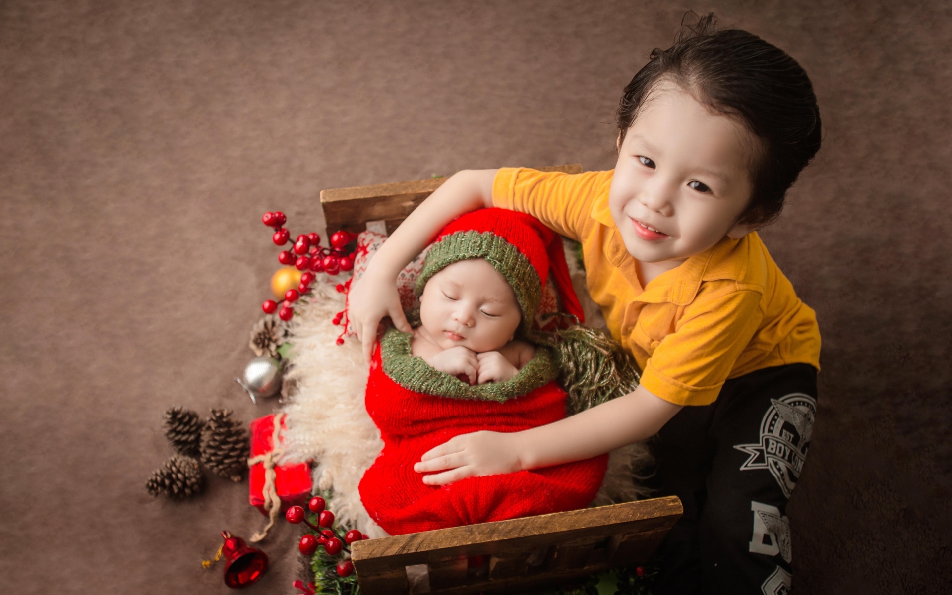 Два маленьких брата на фотосессии