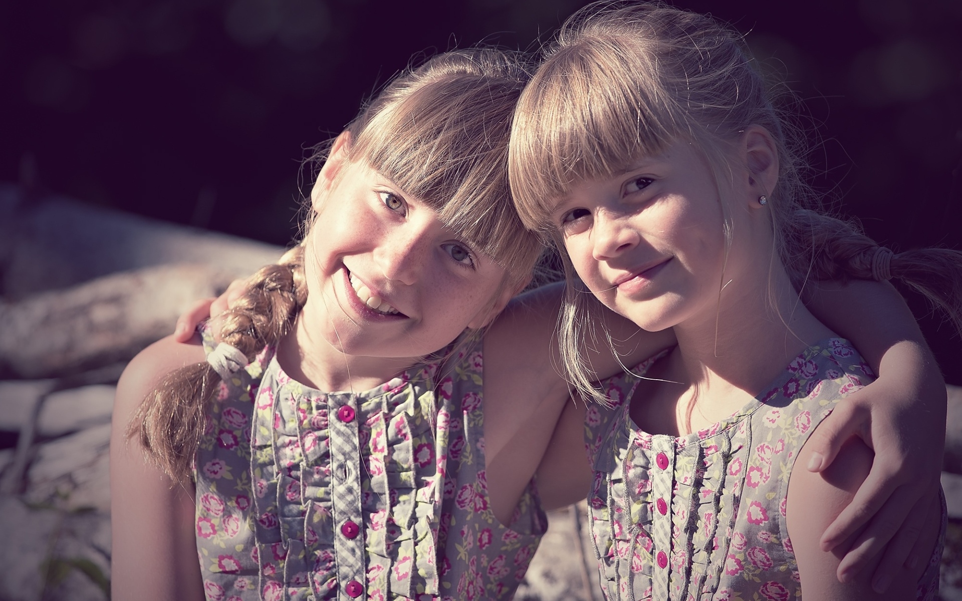 Две маленькие девочки сестры