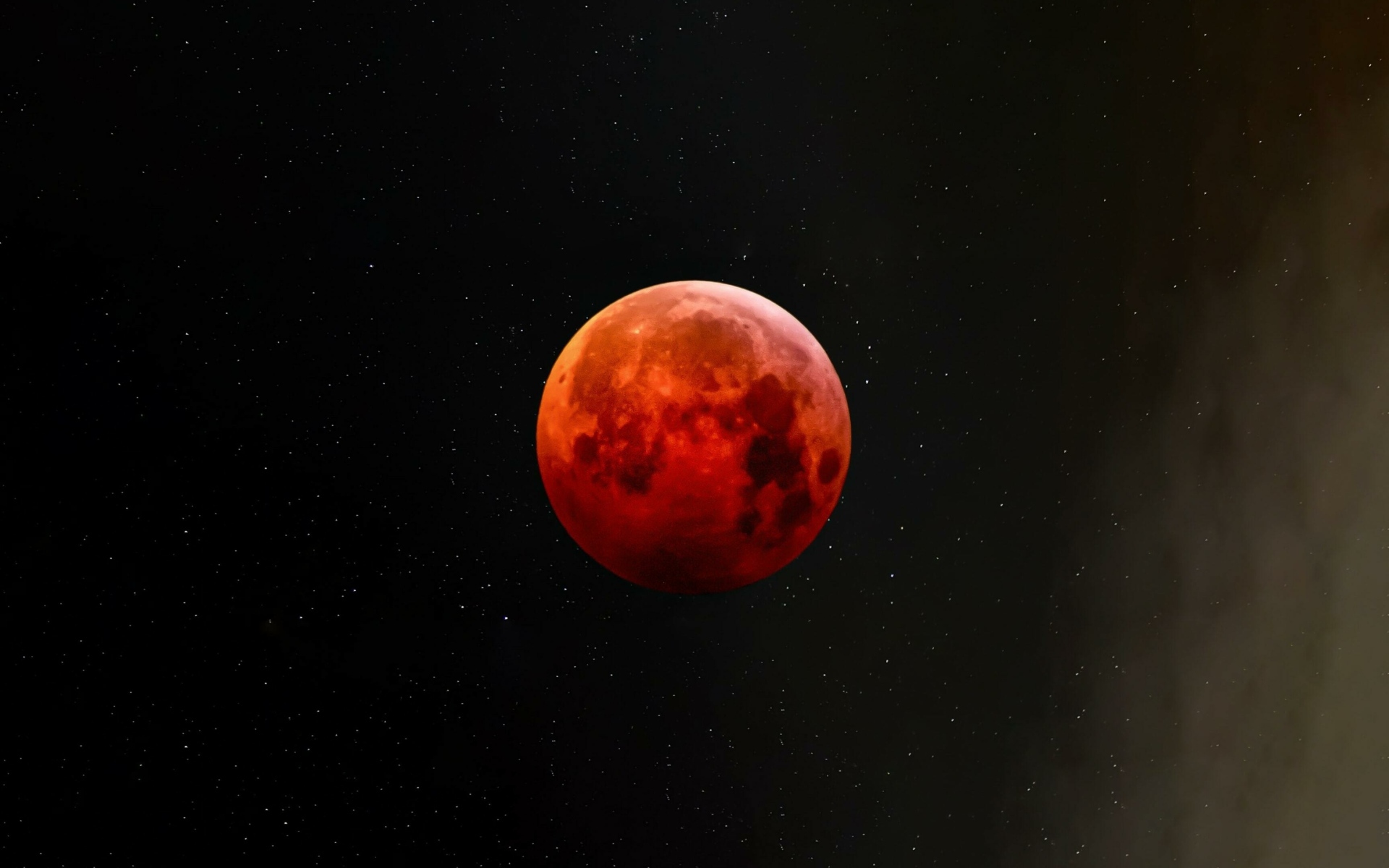 Большая красная луна в звездном небе