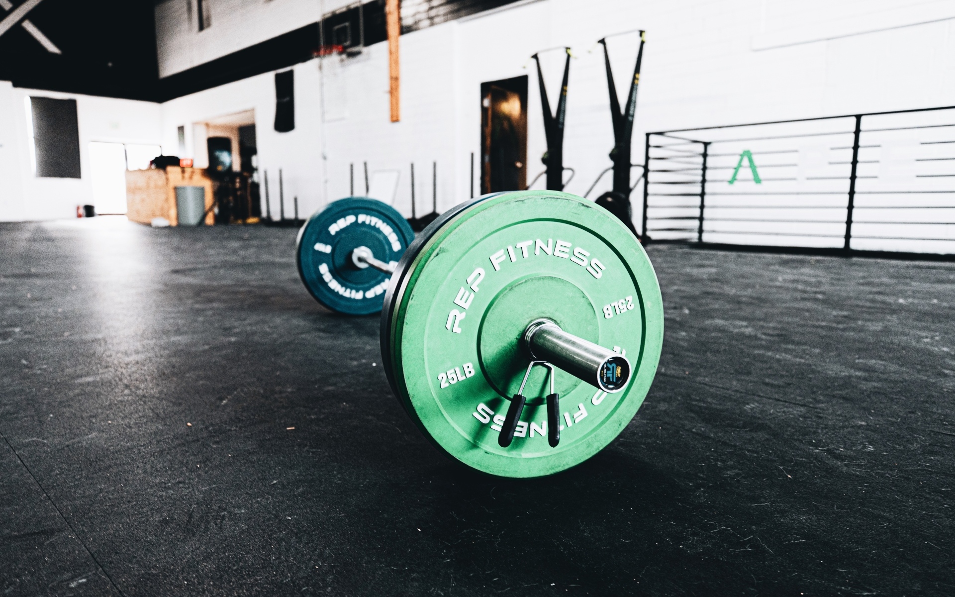 Большая тяжелая штанга в спортзале