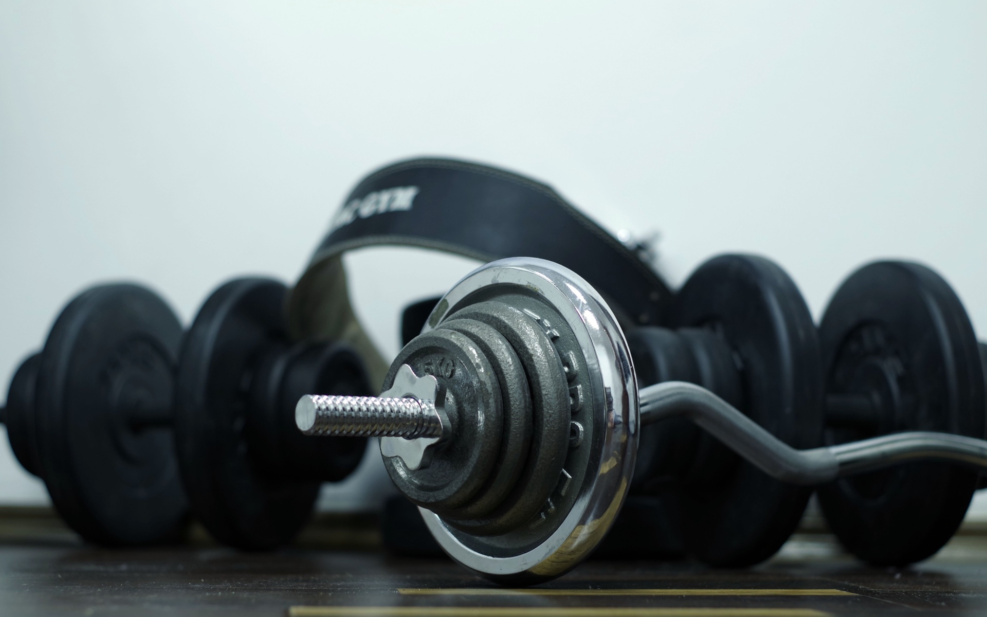 Тяжелые гантели для занятий спортом