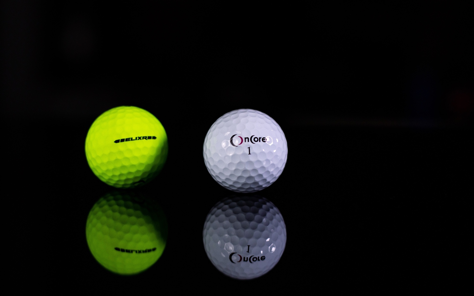 Два мяча для гольфа на черном фоне