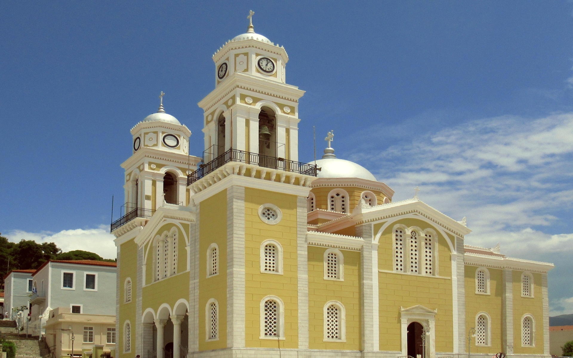 Красивое здание церкви под голубым небом