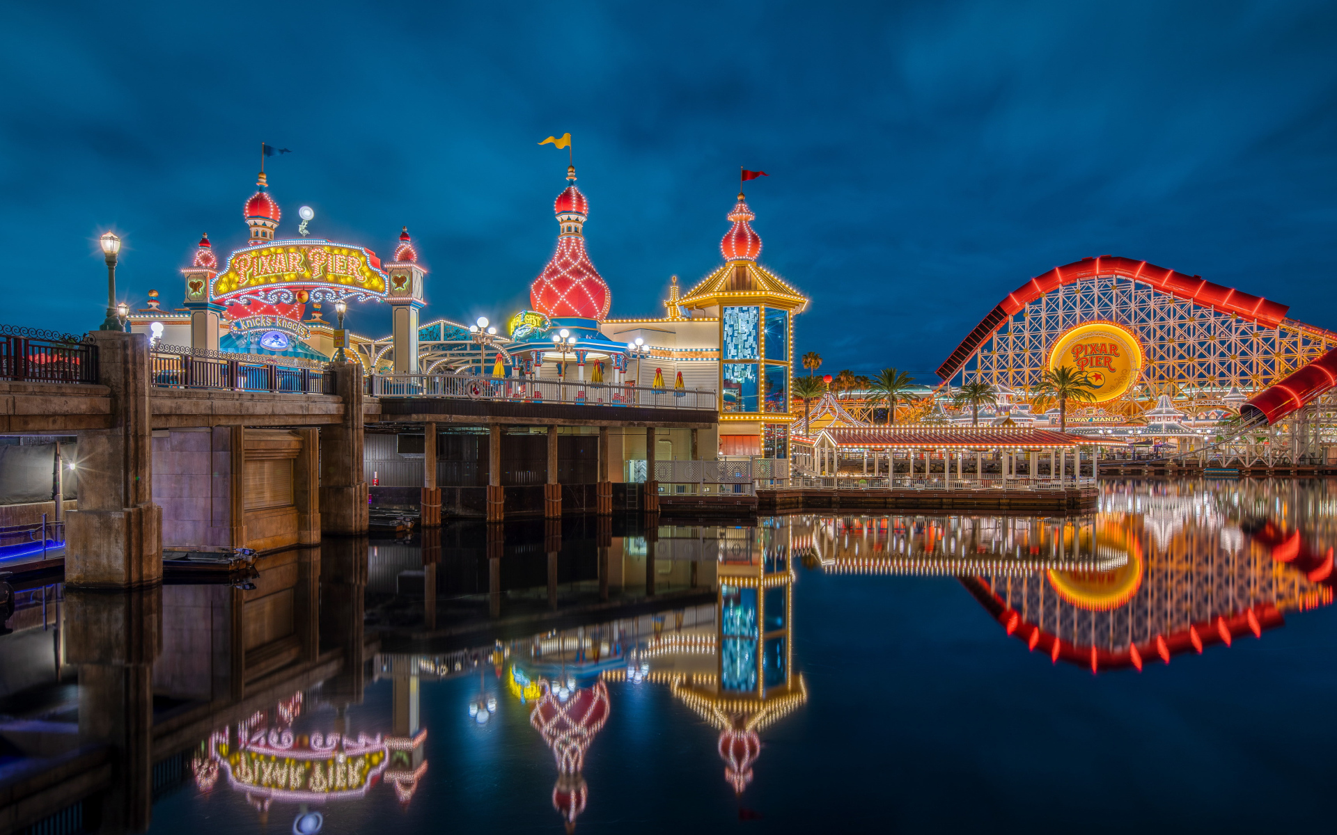 Красивая территория парка Пиксар Пир