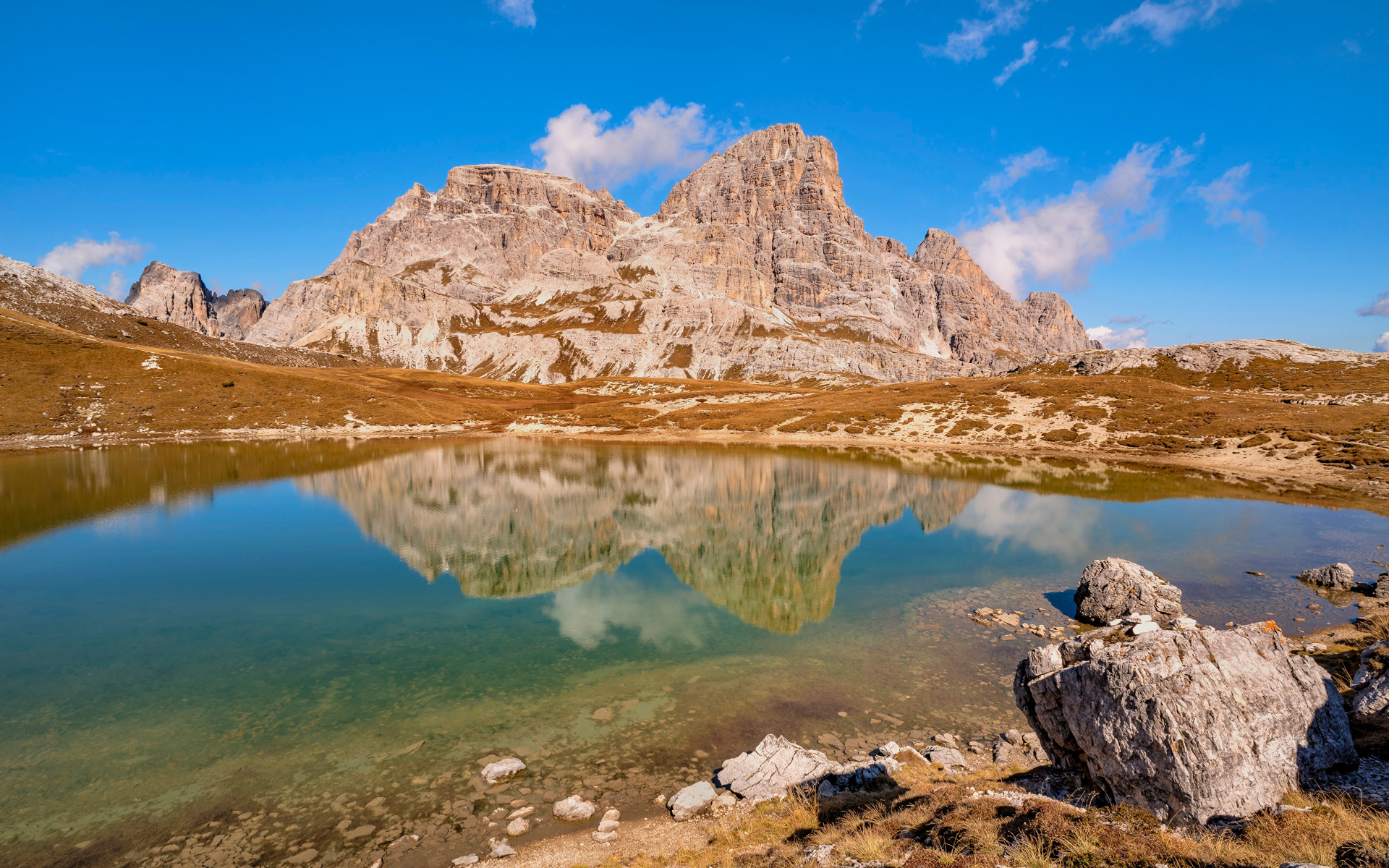 Скала отражается в воде, Италия