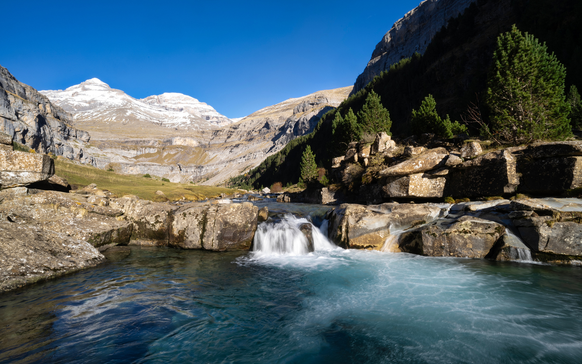 Быстрая вода стекает в реку в горах, Испания