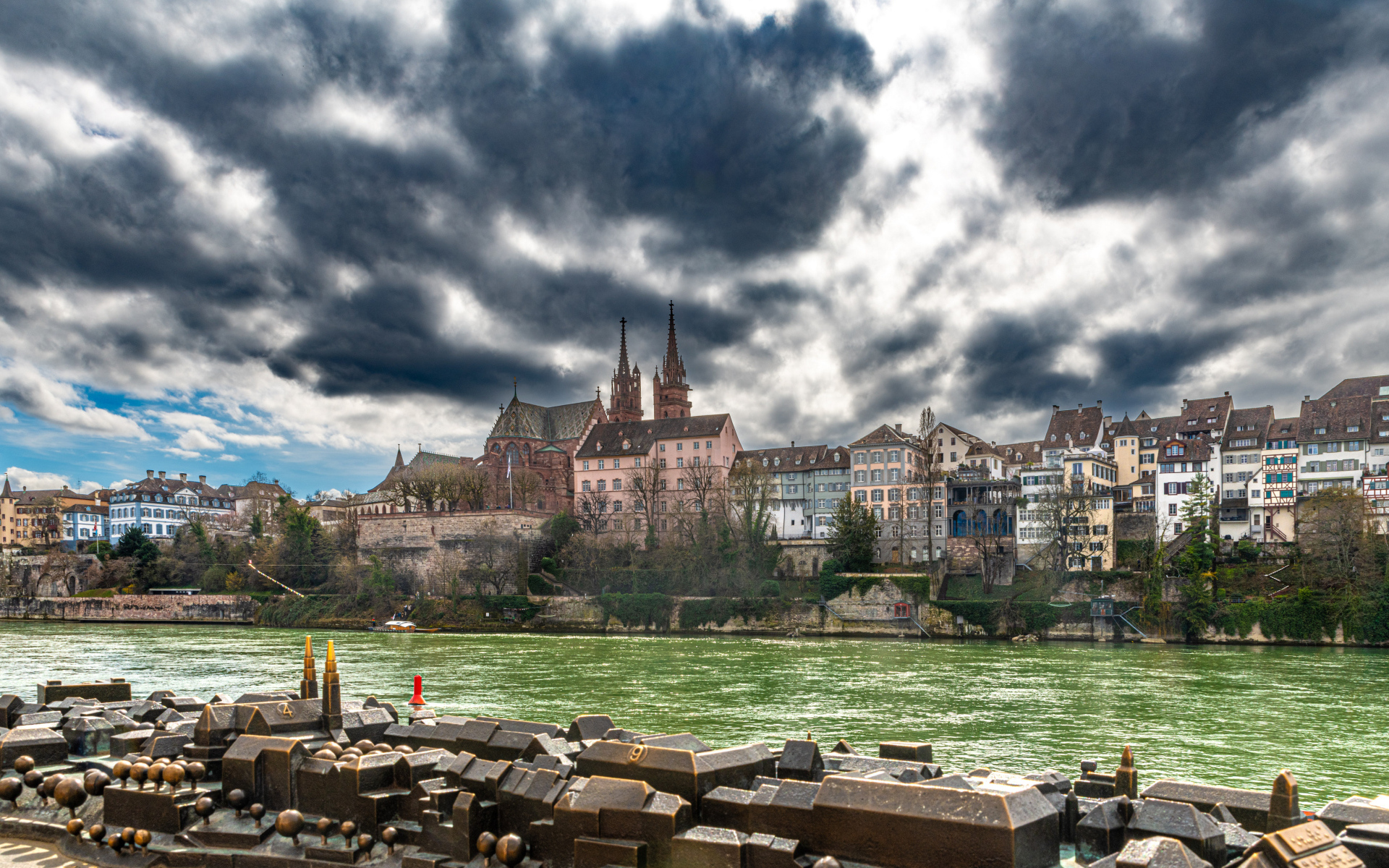 Грозовые облака над домами у реки, Швейцария