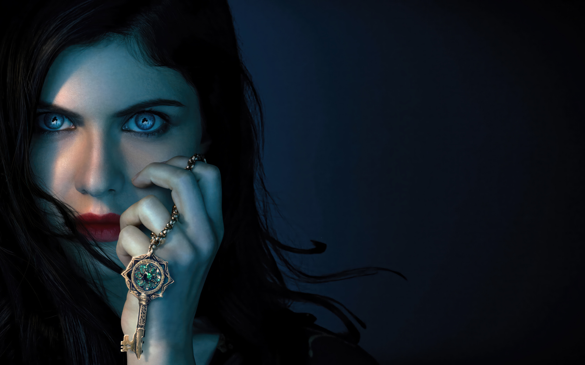 Красивые голубые глаза у актрисы Александры Даддарио