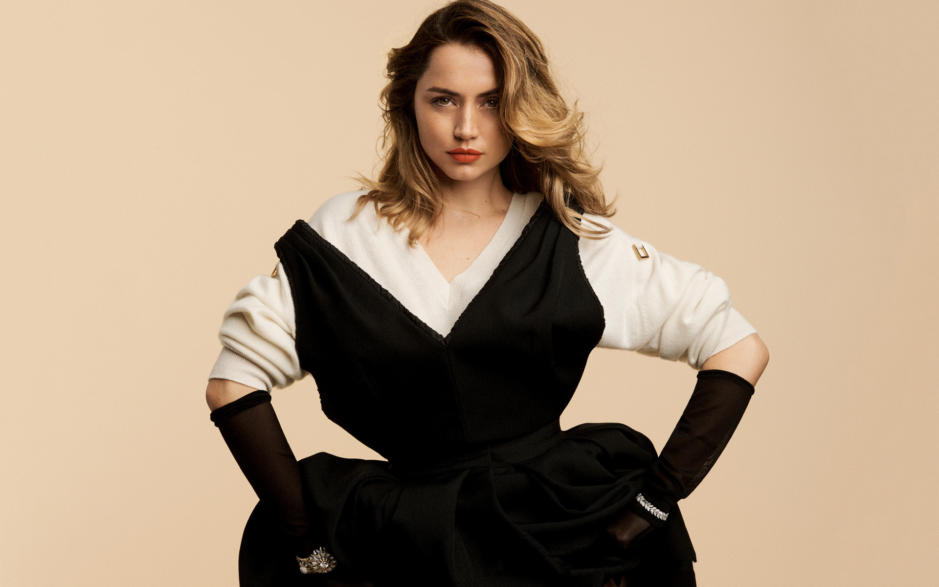 Актриса Ана де Армас в черном платье