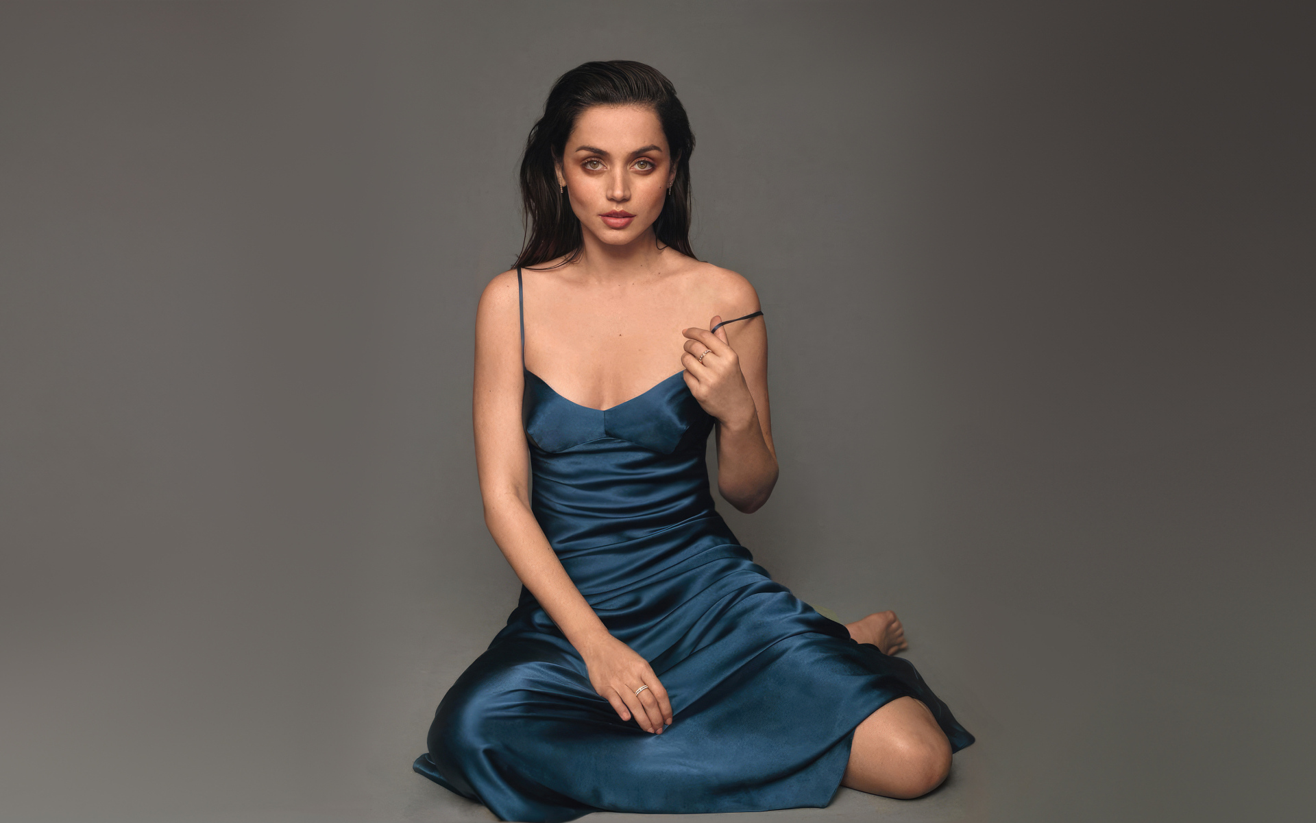 Актриса Ана де Армас в платье на сером фоне