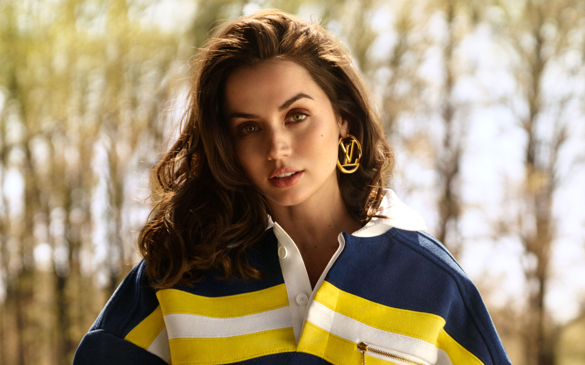 Актриса Ана де Армас с красивыми сережками