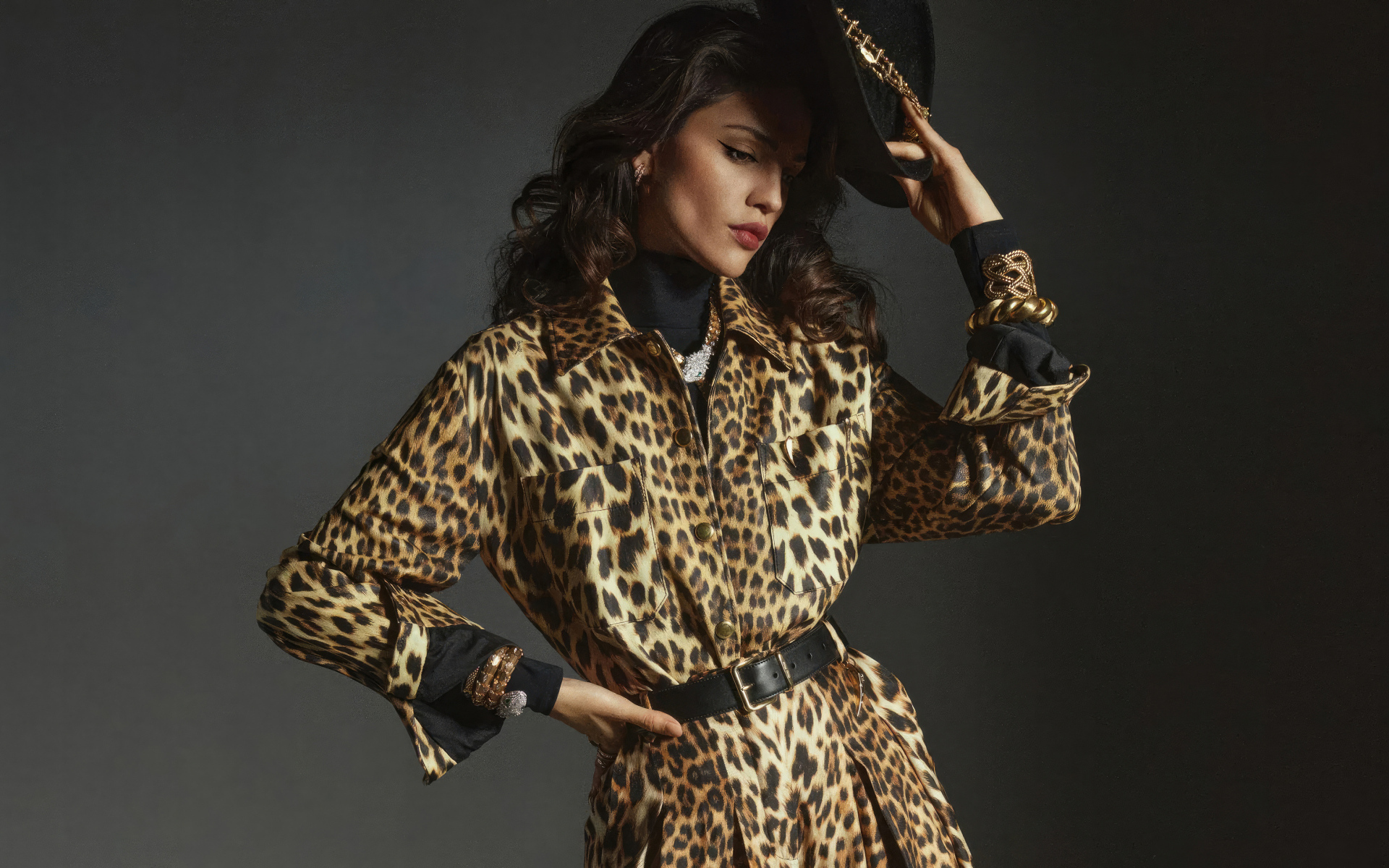 Актриса Эйса Гонсалес в леопардовом пальто