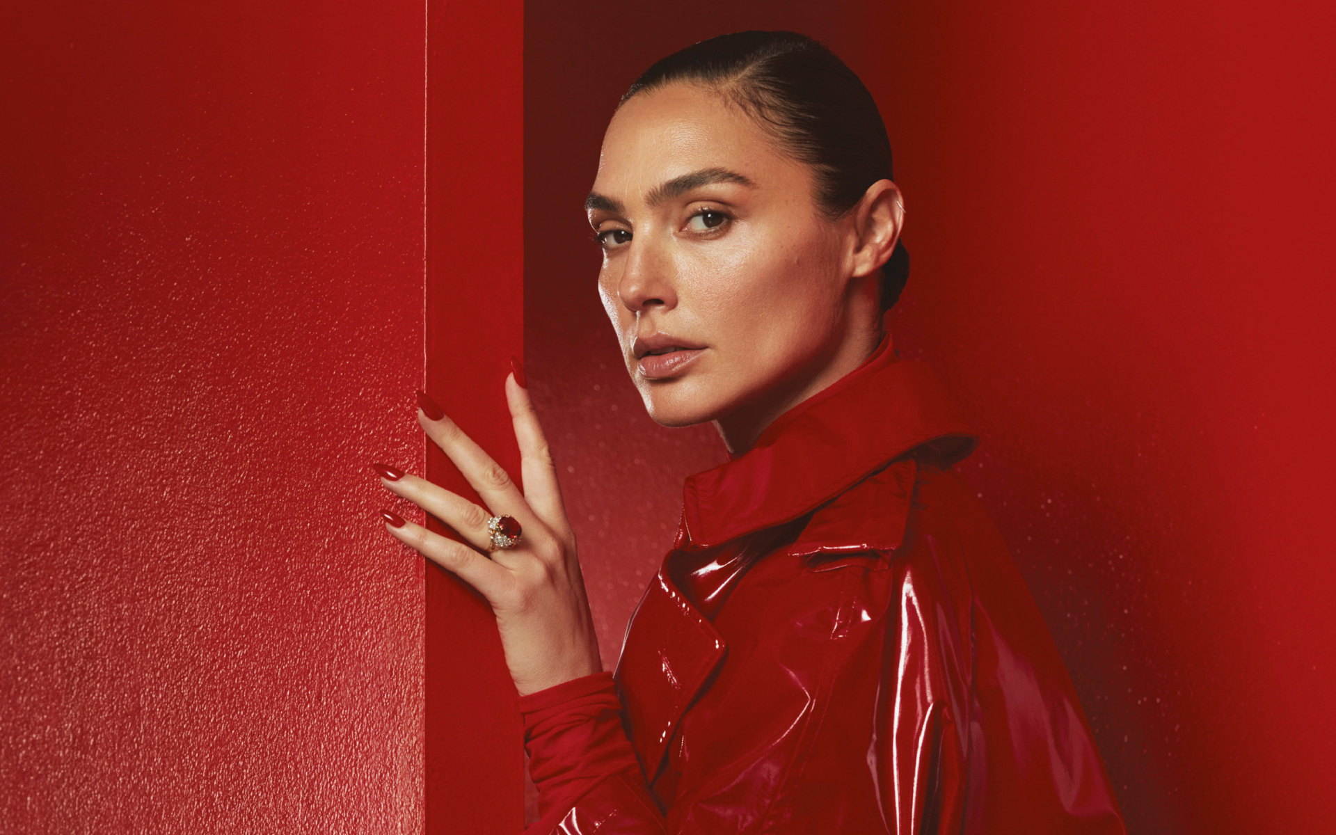 Актриса Галь Гадот в красной кожаной куртке