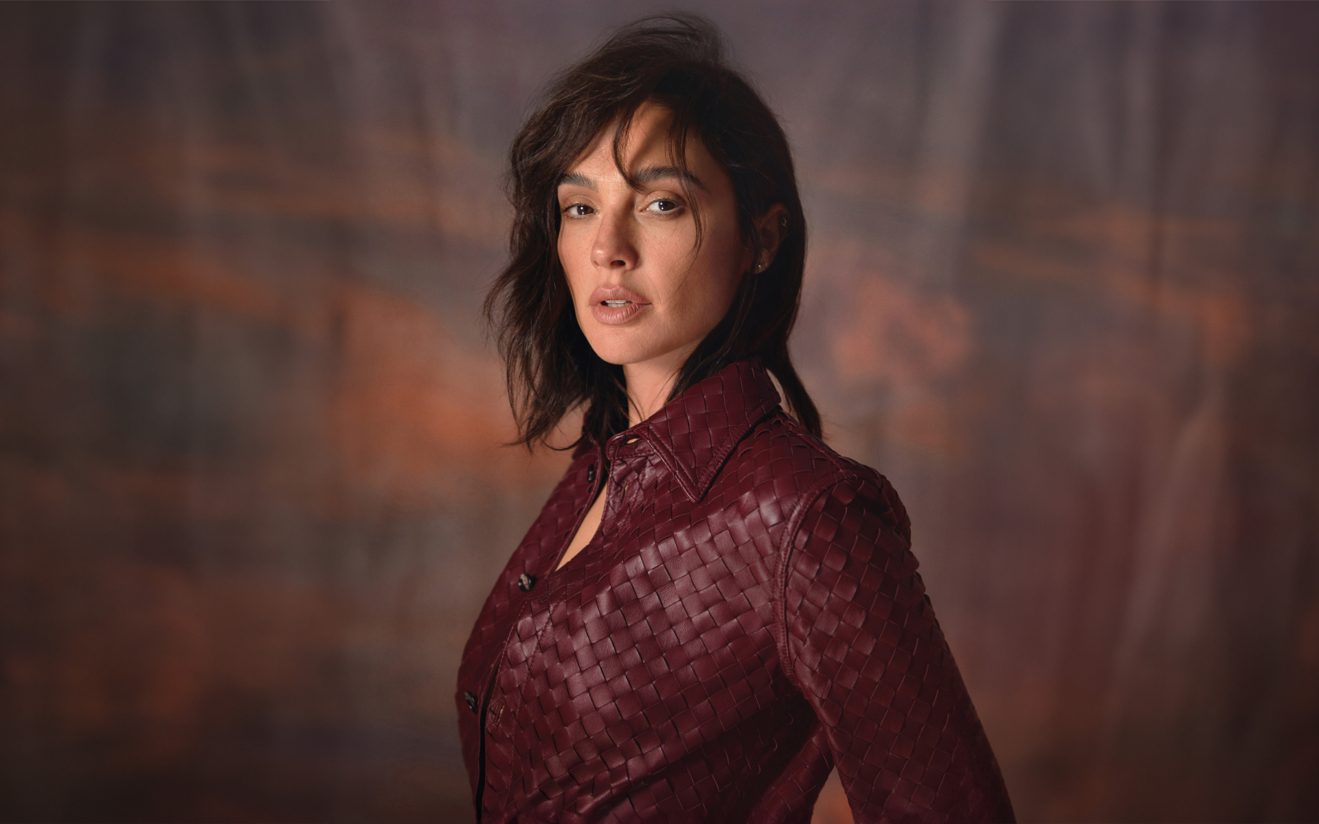 Актриса Галь Гадот в красной кожаной куртке