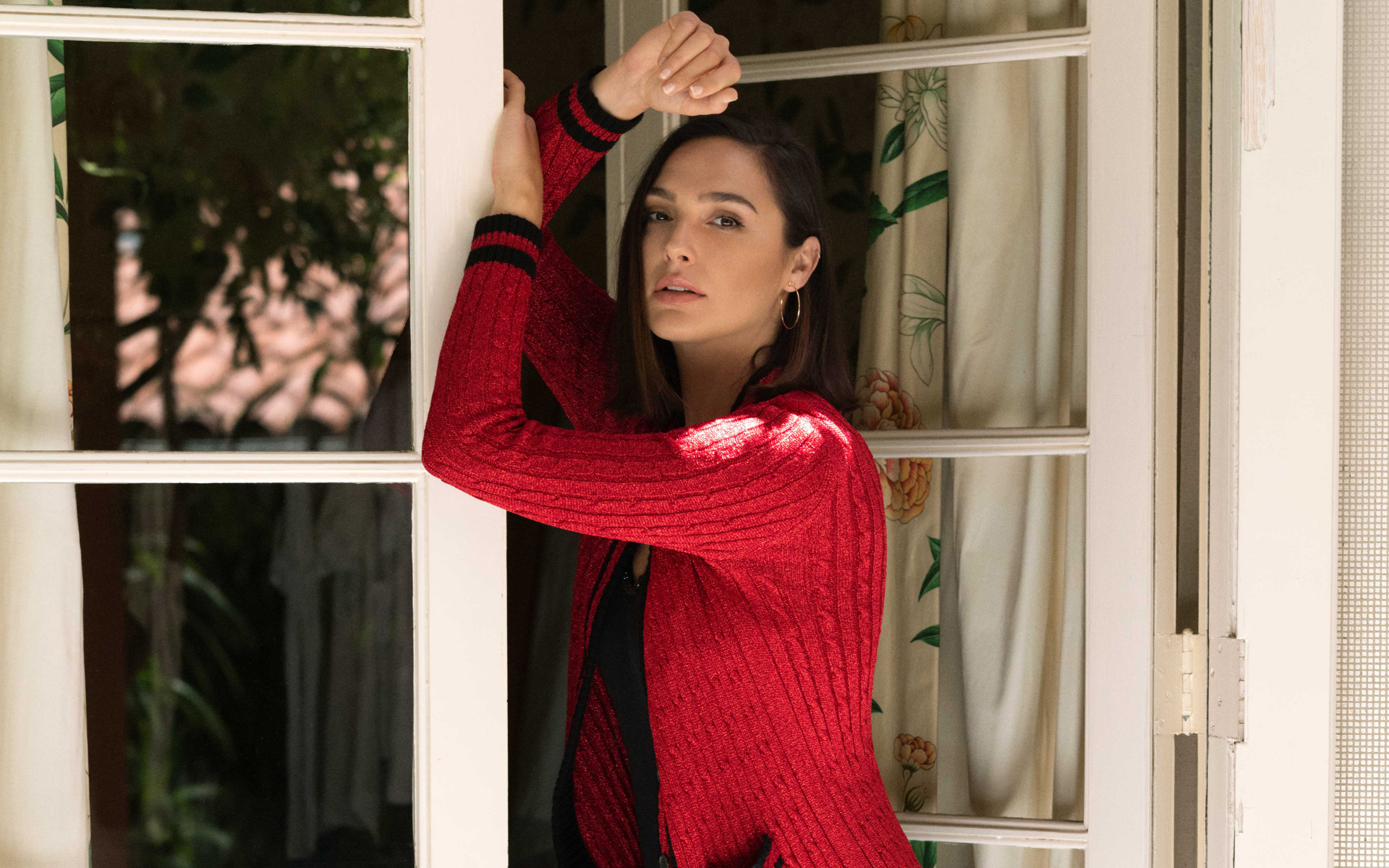 Актриса Галь Гадот стоит у окна