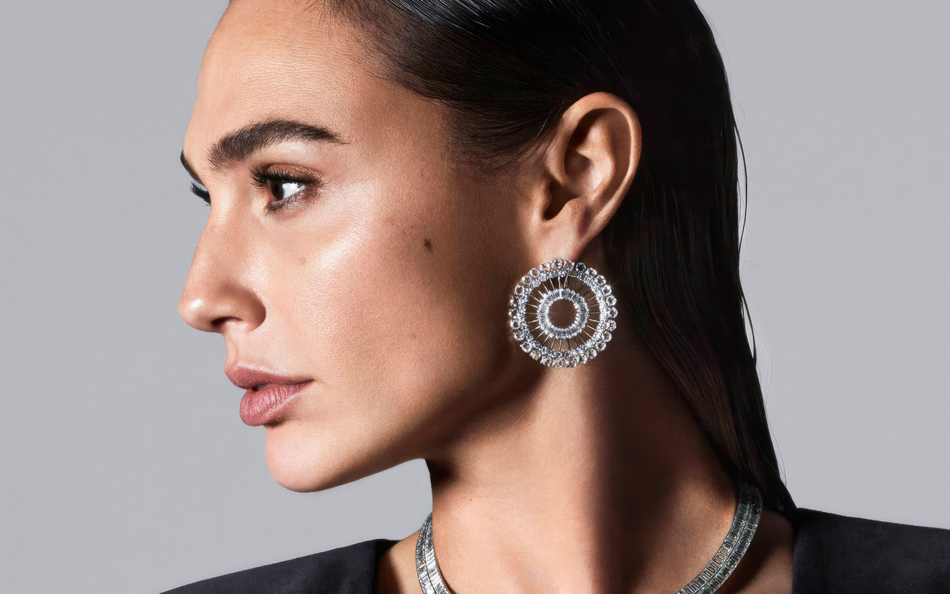 Красивые серьги у актрисы Галь Гадот