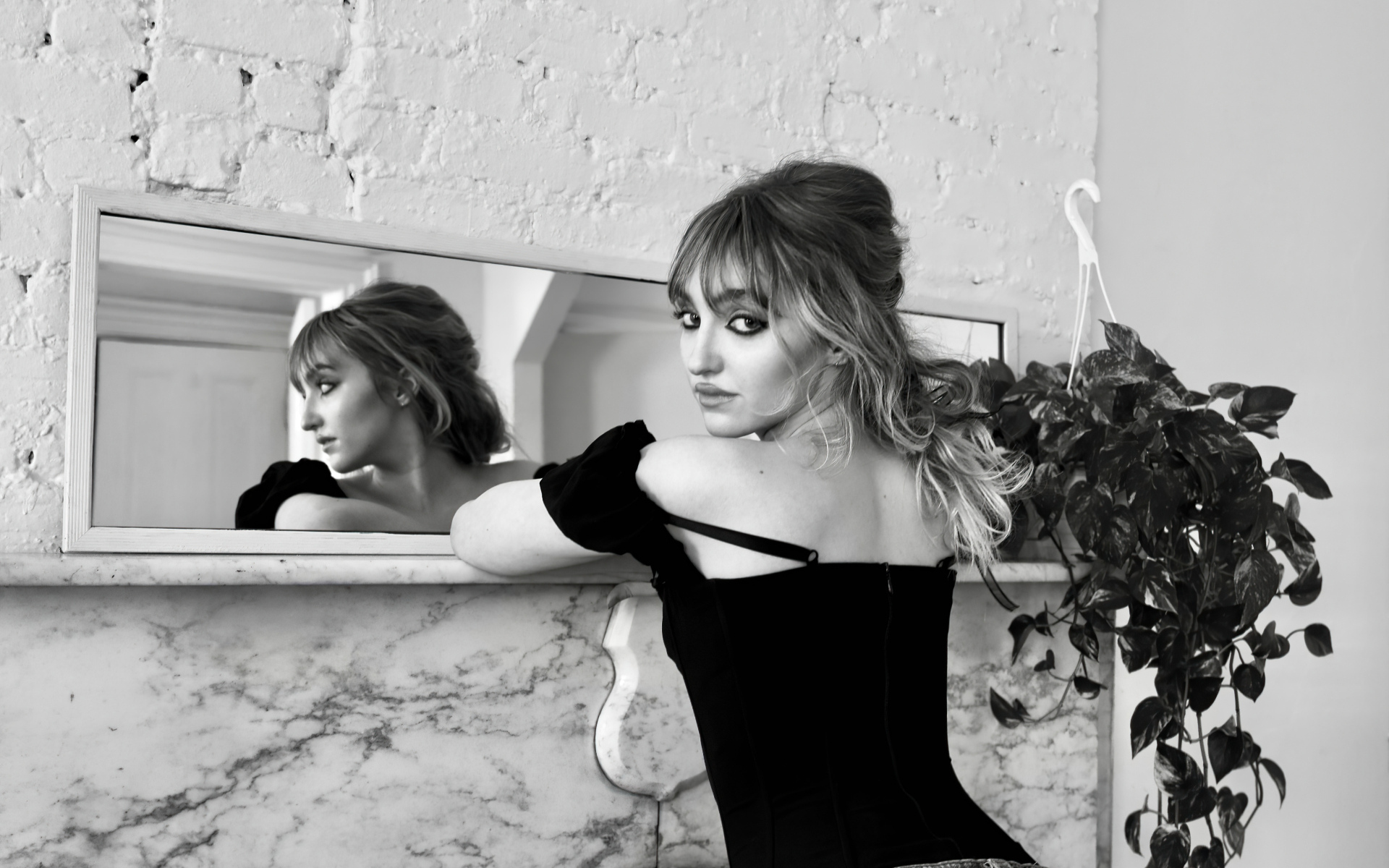 Актриса Гален Хоппер стоит у зеркала