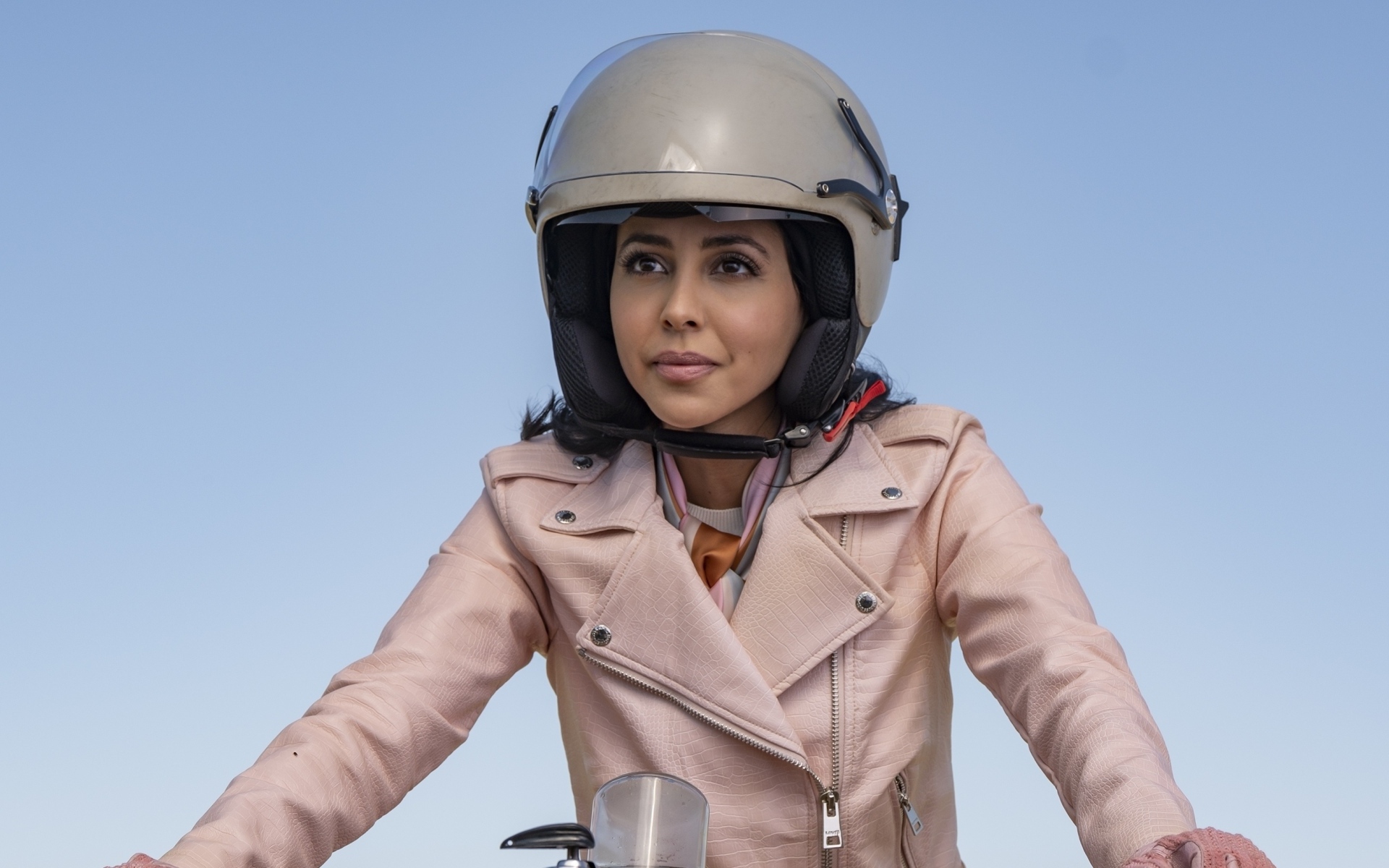 Актриса Джиа Сандху в шлеме на голубом фоне