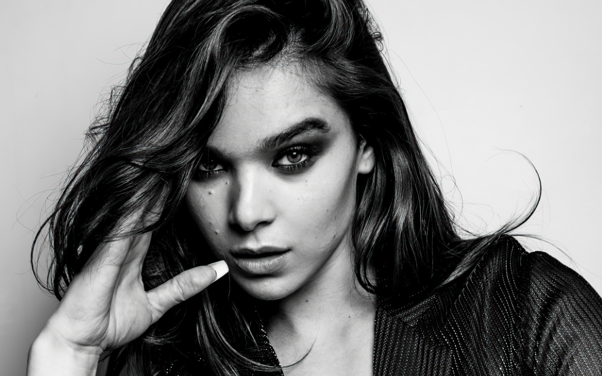 Актриса Хейли Стейнфилд черно-белое фото