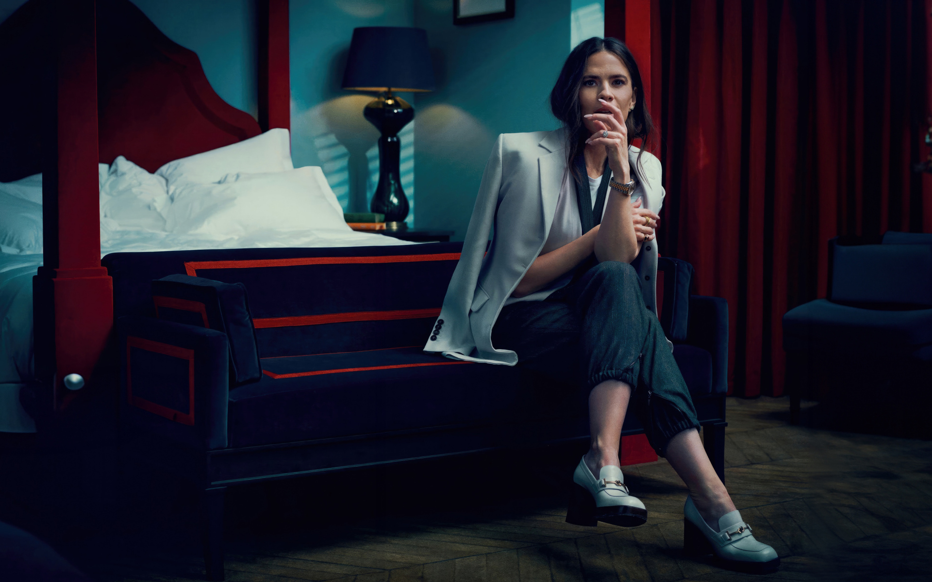 Актриса Хейли Этвелл сидит на кровати