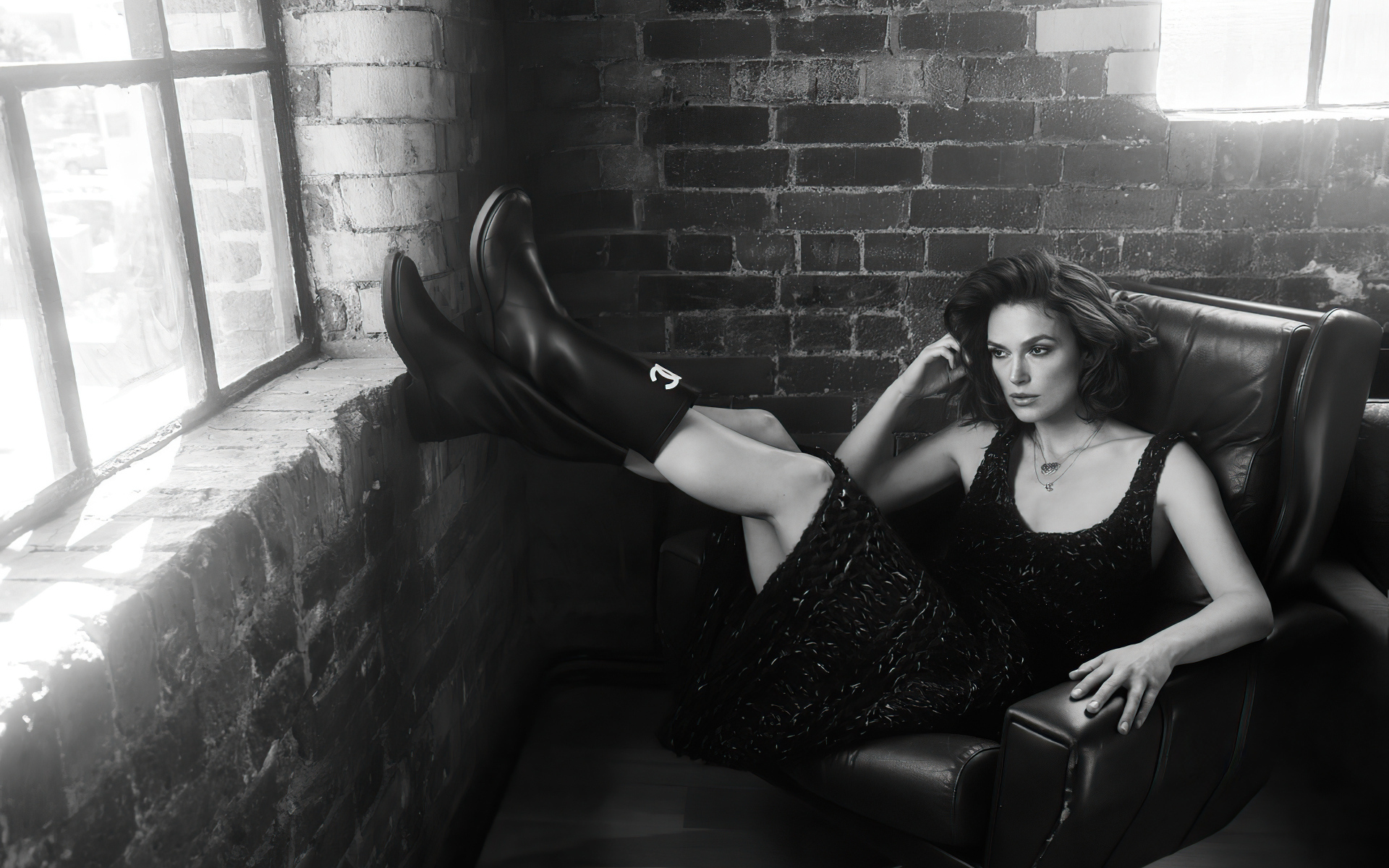 Актриса Кира Найтли лежит в кресле у стены