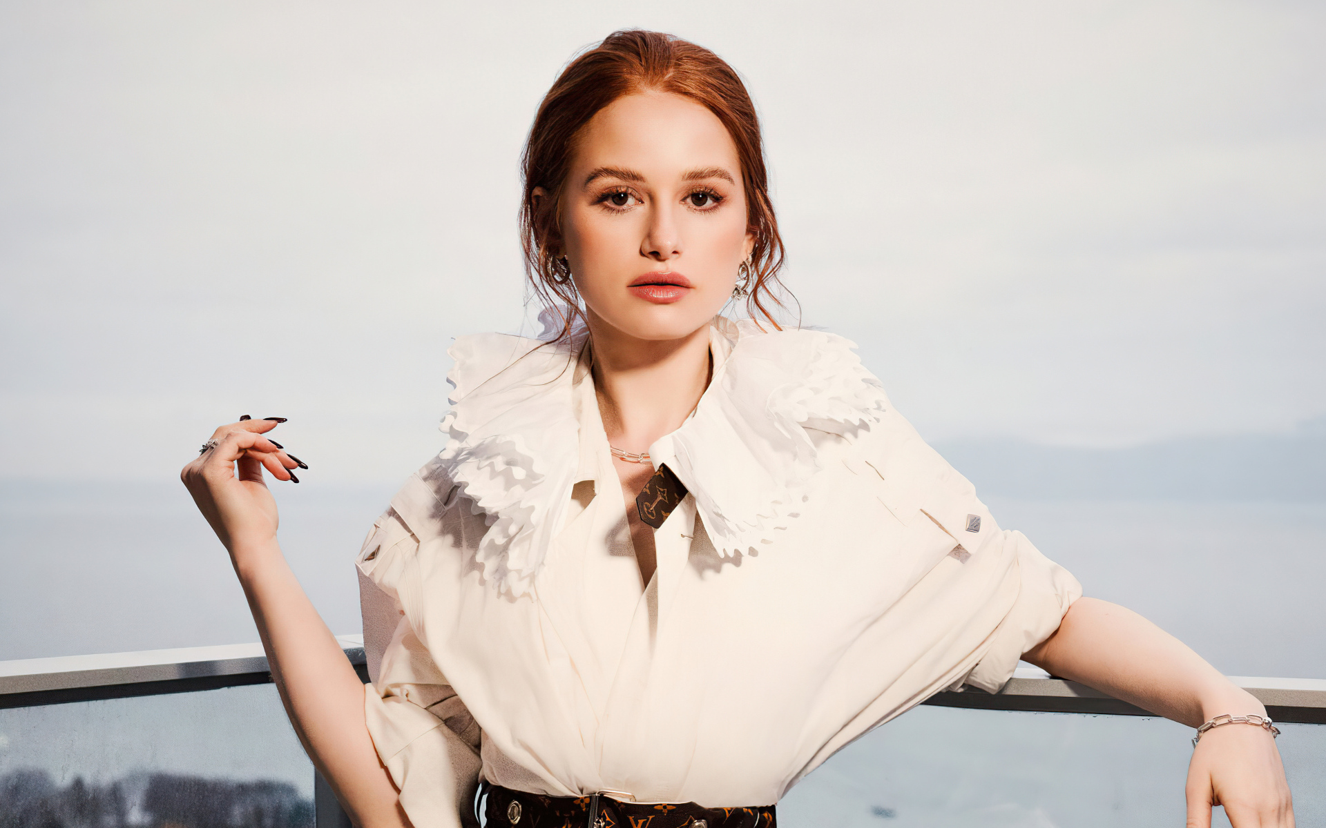 Актриса Мэделин Петш стоит у окна 