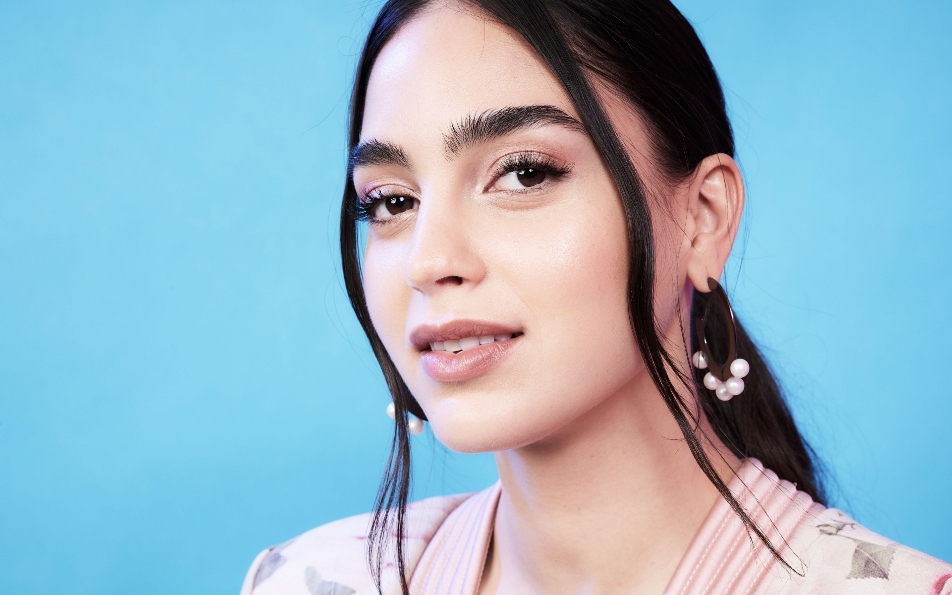 Актриса Мелисса Баррера на голубом фоне