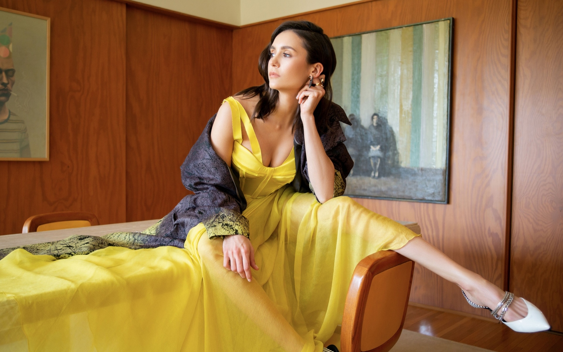 Актриса Нина Добрев в желтом платье