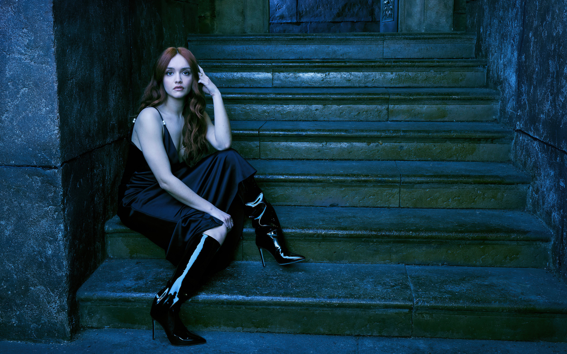 Актриса Оливия Кук сидит на ступеньках