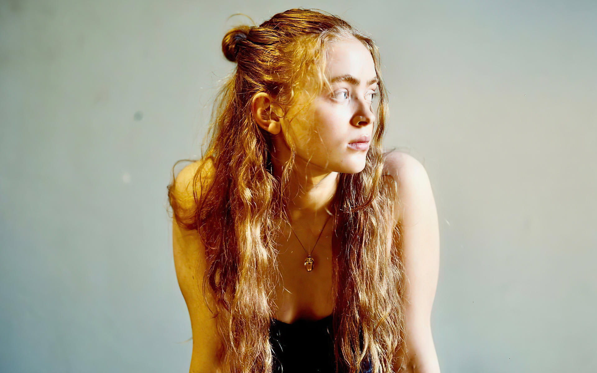 Актриса Сэди Синк на сером фоне