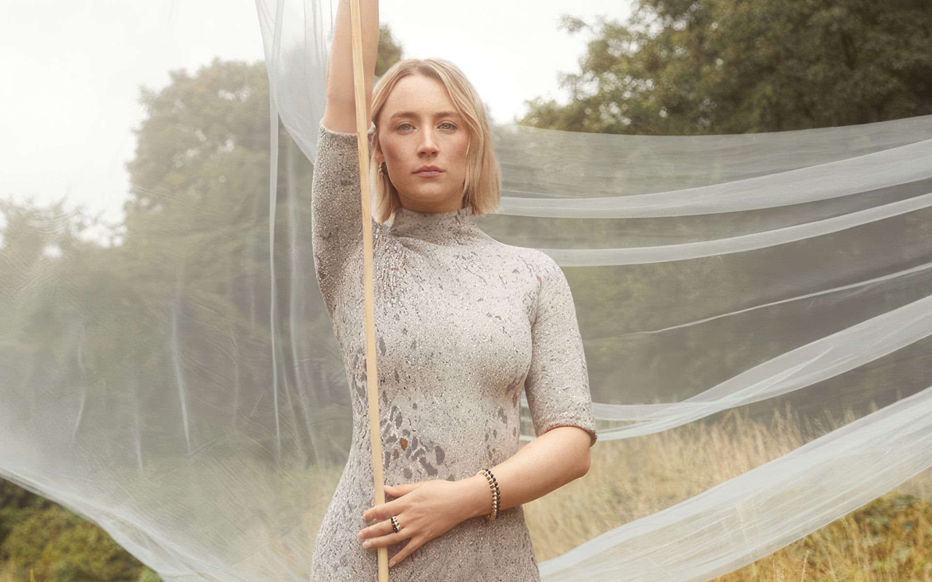 Актриса Сирша Ронан с белой тканью