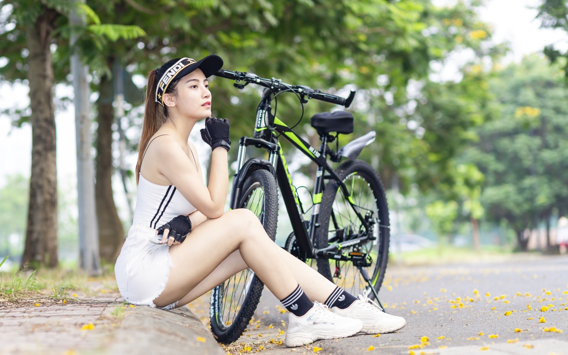 Спортивная девушка азиатка с велосипедом